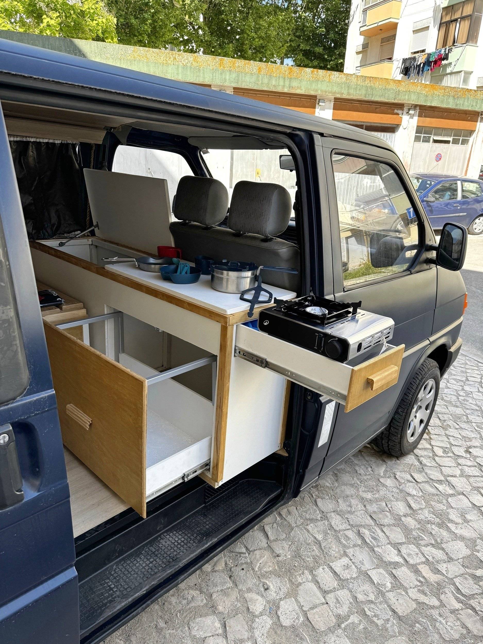 Kochnische Volkswagen Transporter T4 2.4D - Yescapa
