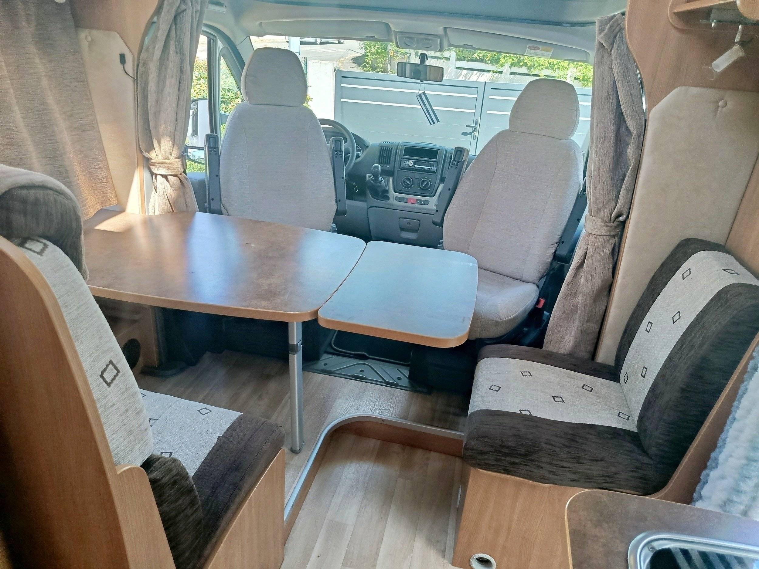 Dining Area Fiat 2,3 l 130 ch - Yescapa