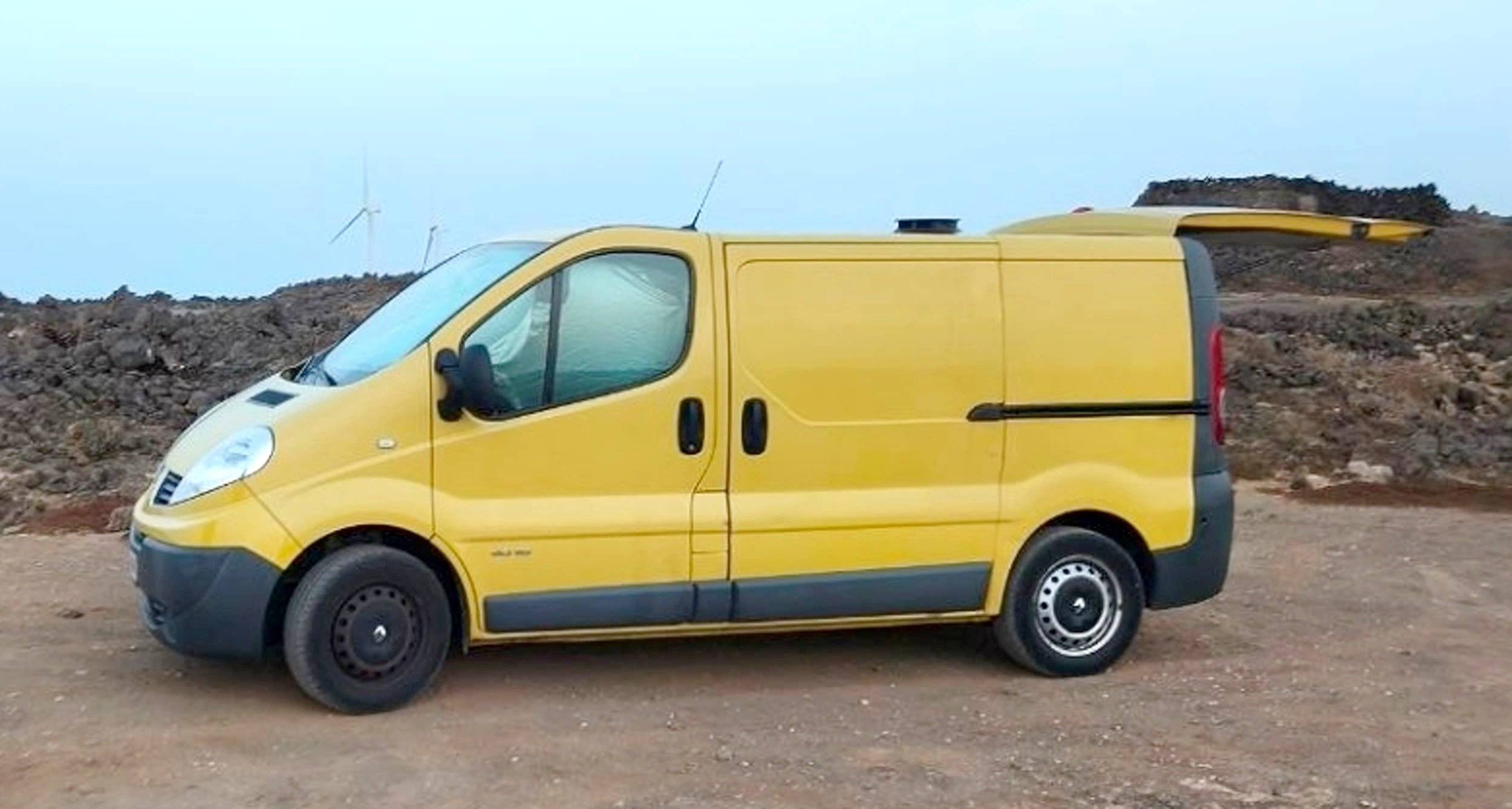 Vista del vehicle angle davanter Renault Trafic 2,0 l 115 dCi - Yescapa