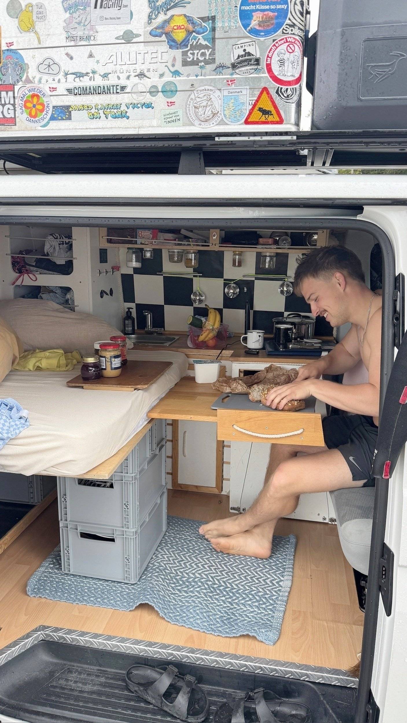 Dining Area Volkswagen Volkswagen T5 - Yescapa