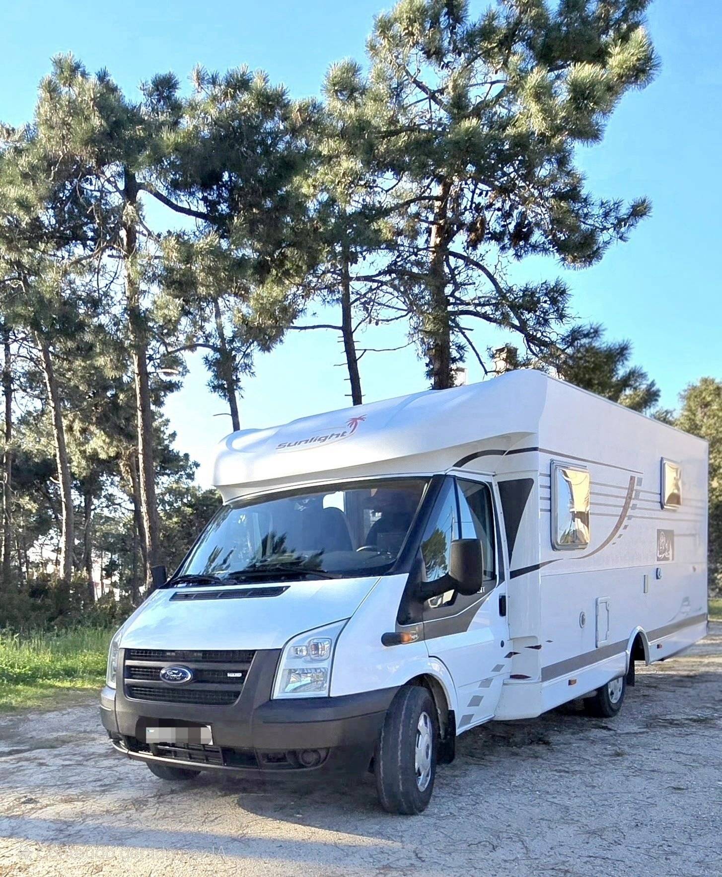 schräge Vorderansicht Ford Transit 2,3 l TDCi 130 ch. - Yescapa