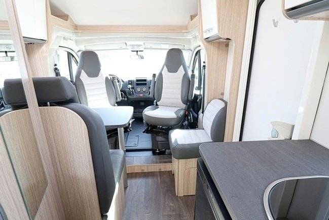 Área de jantar Fiat Fiat Ducato 2.2l 140 CV - Yescapa