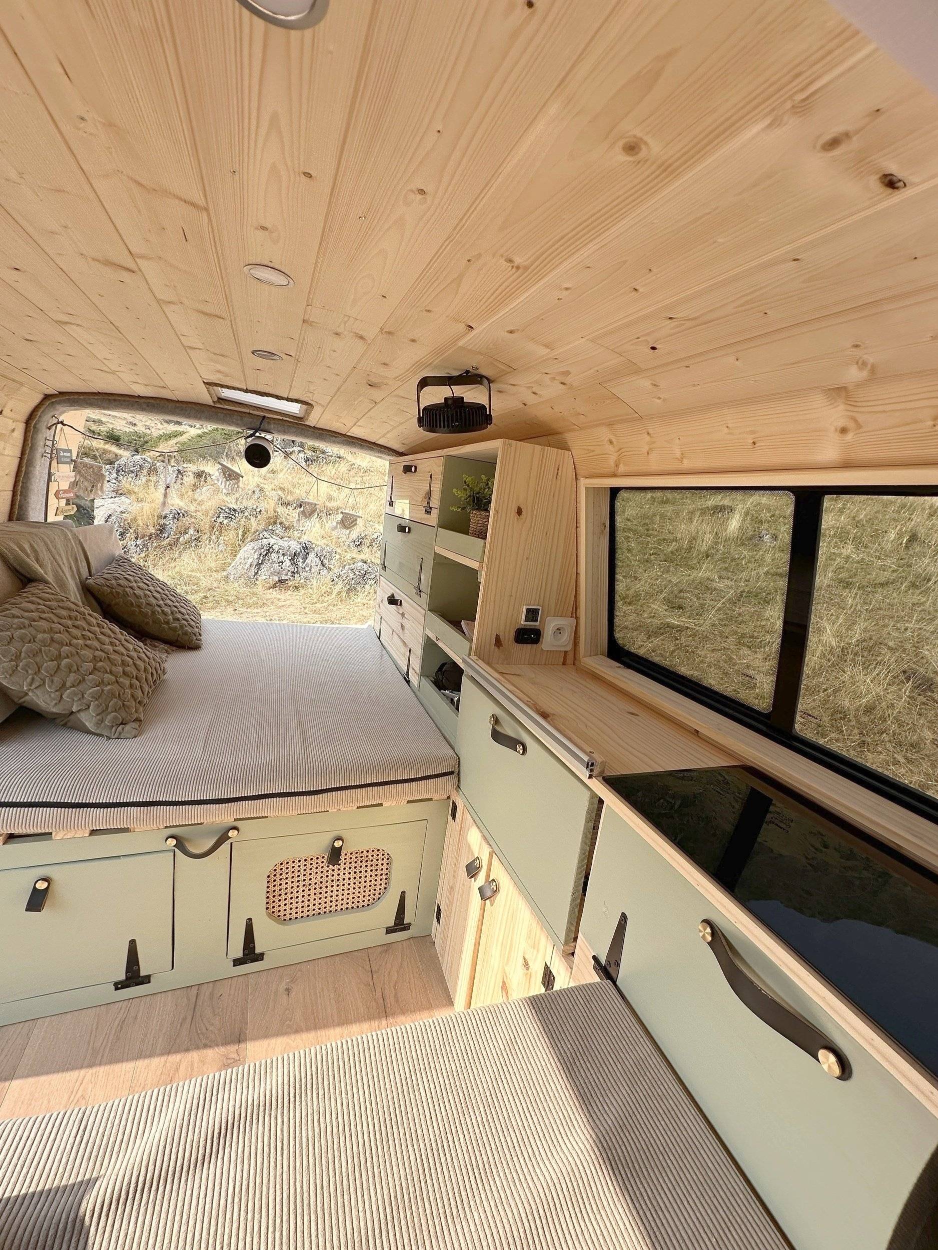 Front view from 3/4 Volkswagen T6 2 l 102 ch - Yescapa