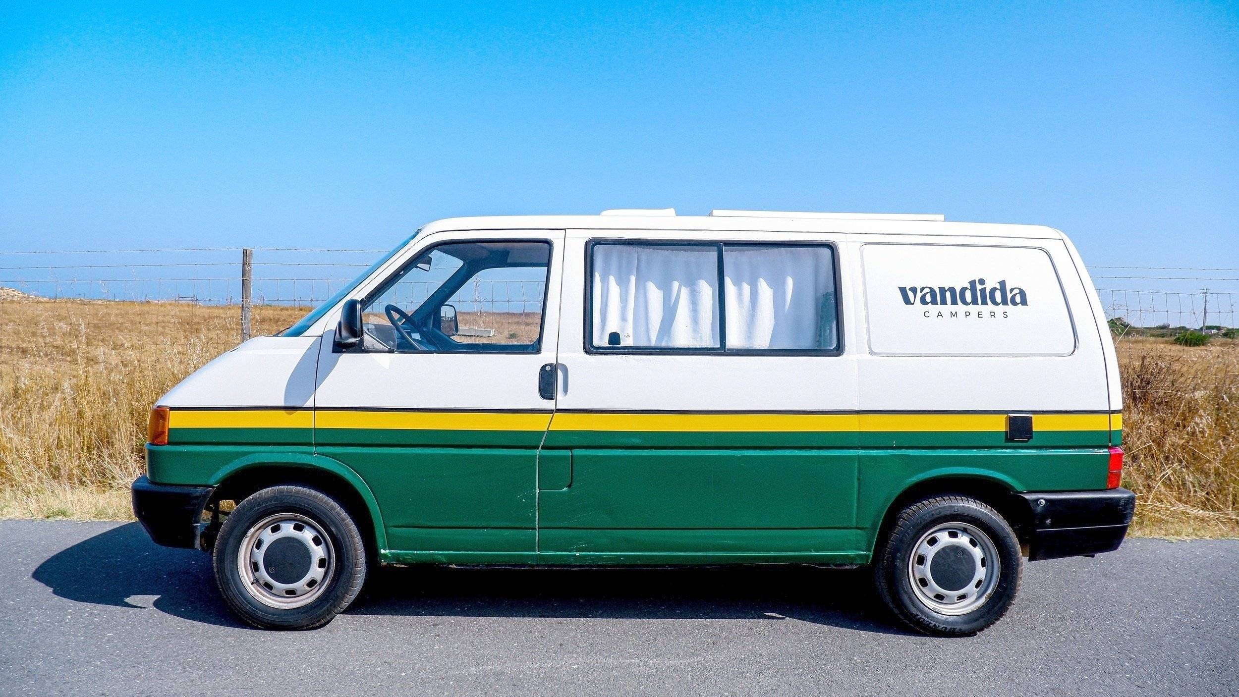 schräge Vorderansicht Volkswagen Transporter T4 2.4D - Yescapa