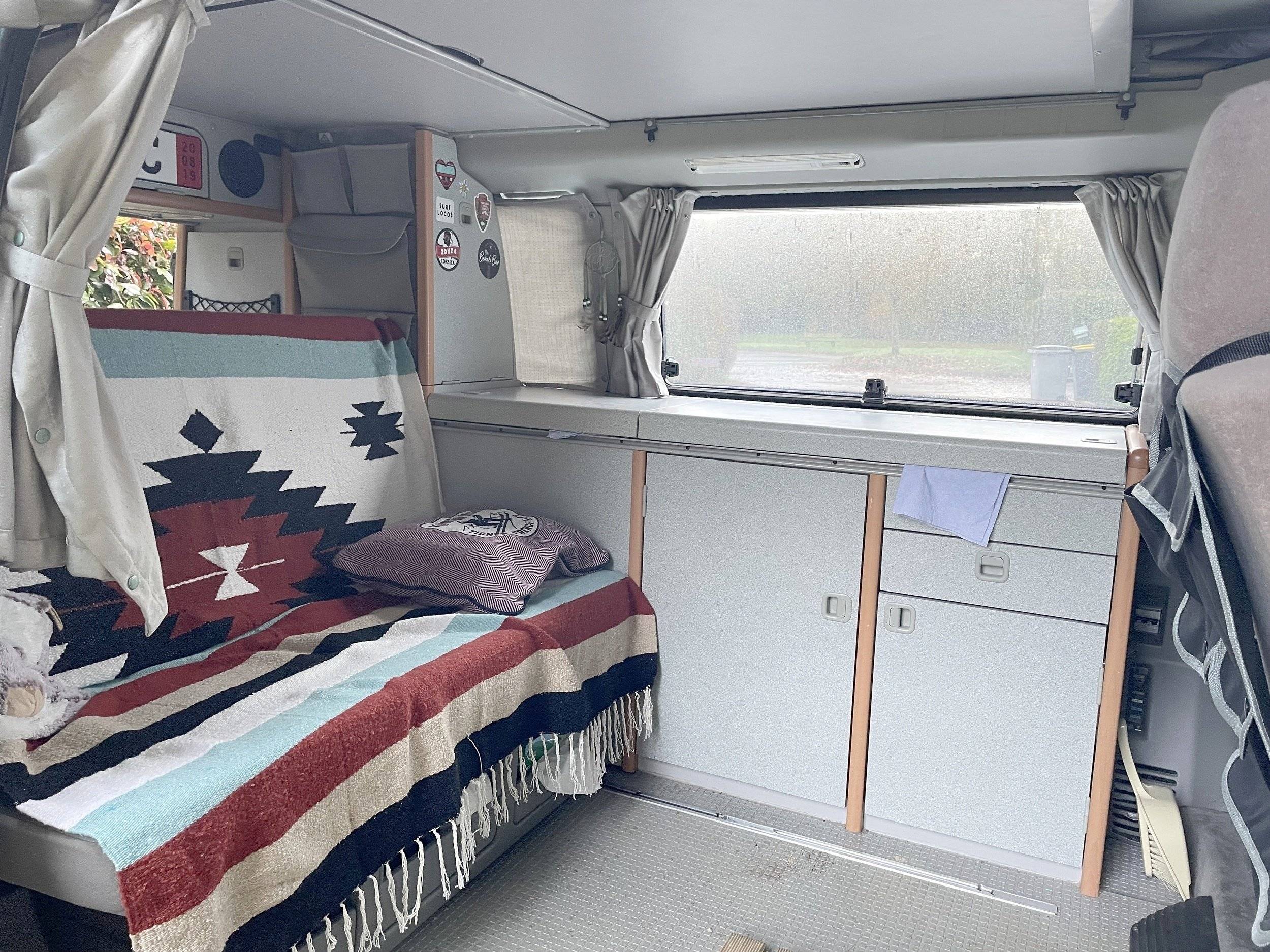Dining Area Volkswagen T4 - Yescapa