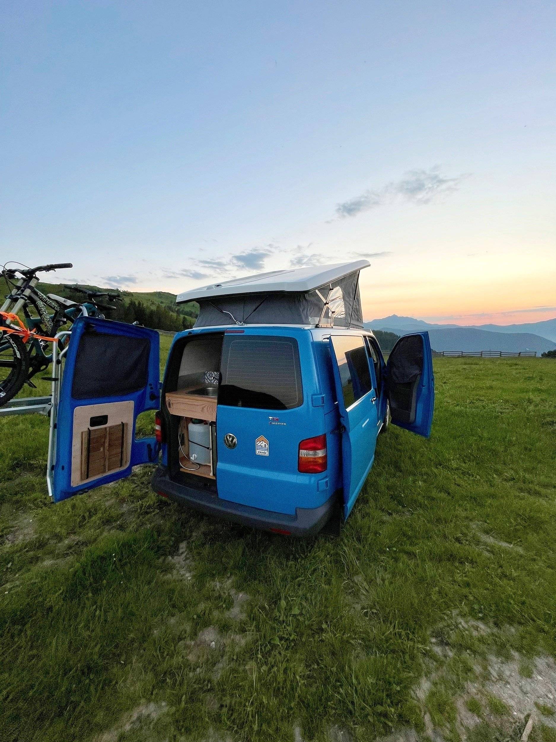 schräge Vorderansicht Volkswagen Volkswagen Transporter - Yescapa