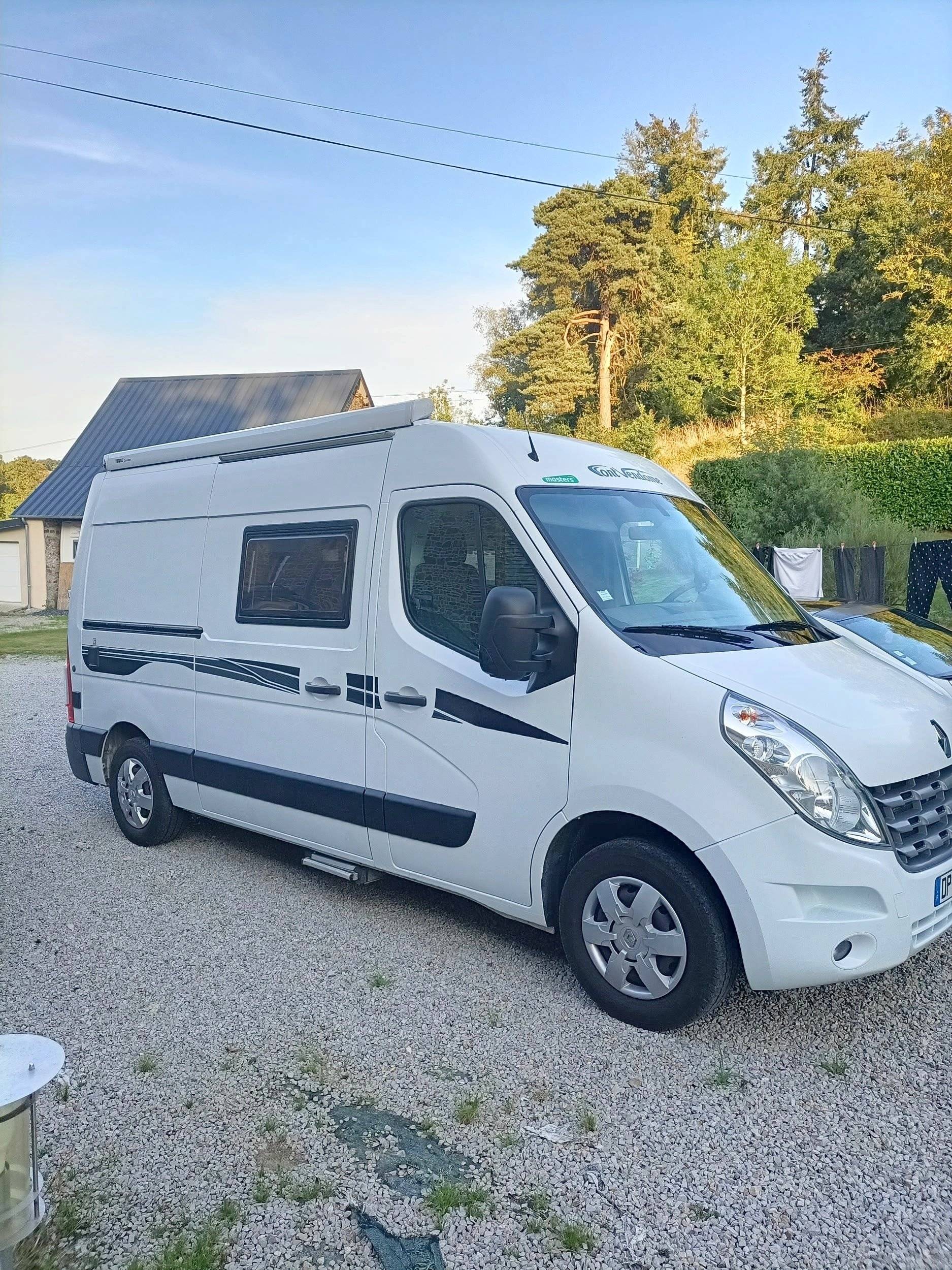 schräge Vorderansicht Renault Master 2,3 l 125 ch - Yescapa