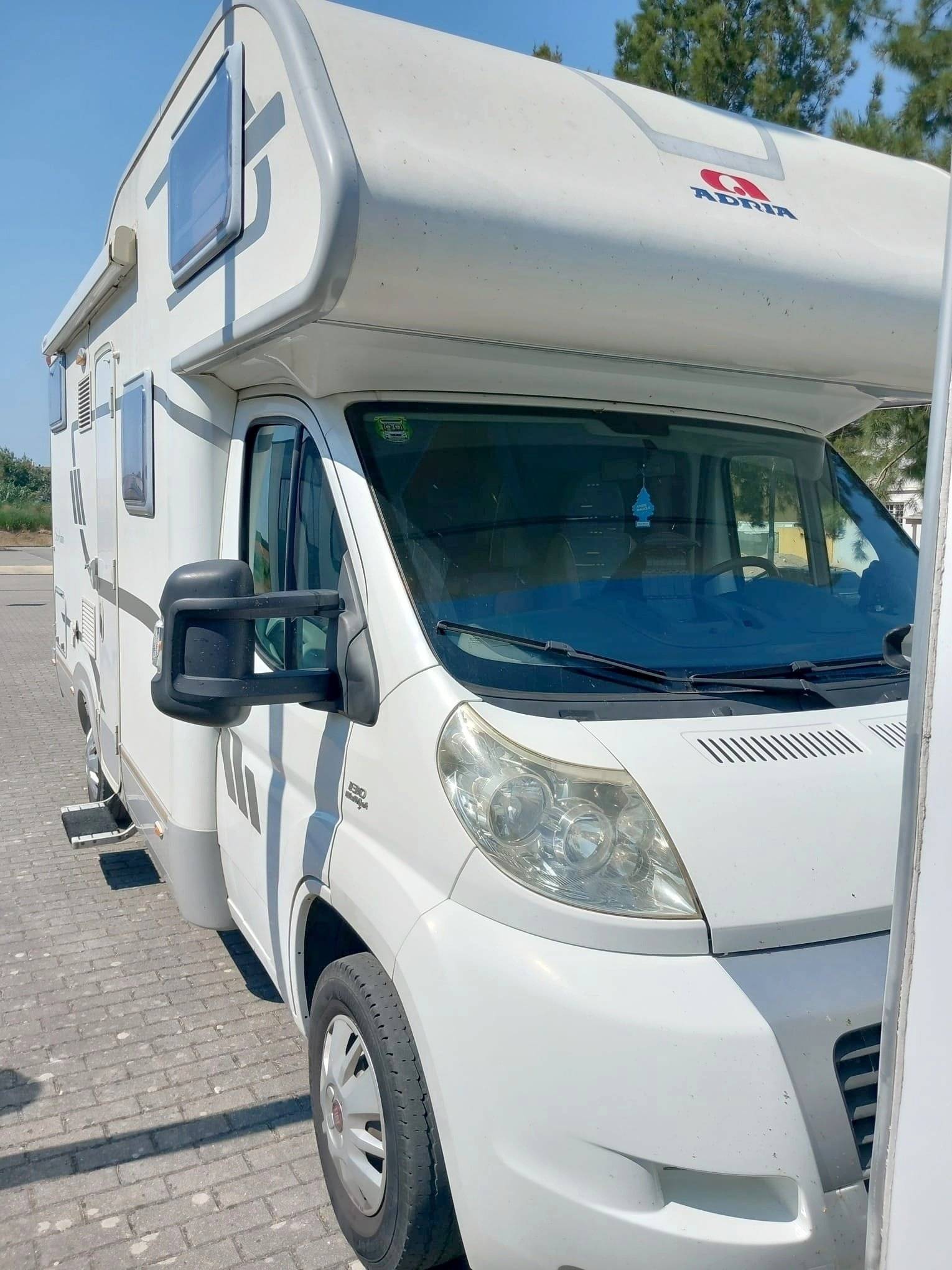 Vue avant de 3/4 Fiat Ducato 120 Multijet - Yescapa