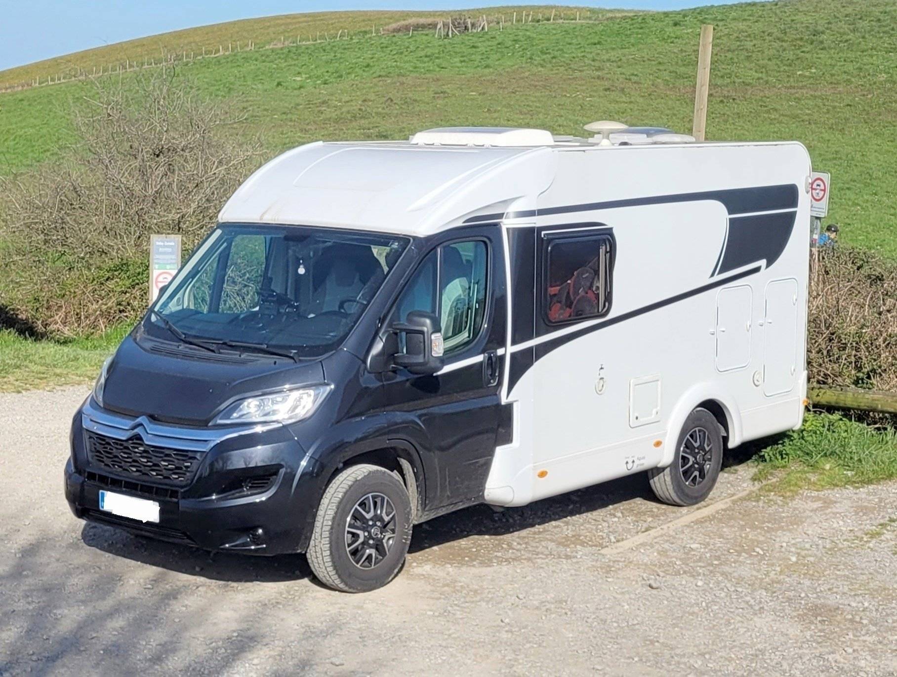 Front view from 3/4  - Yescapa