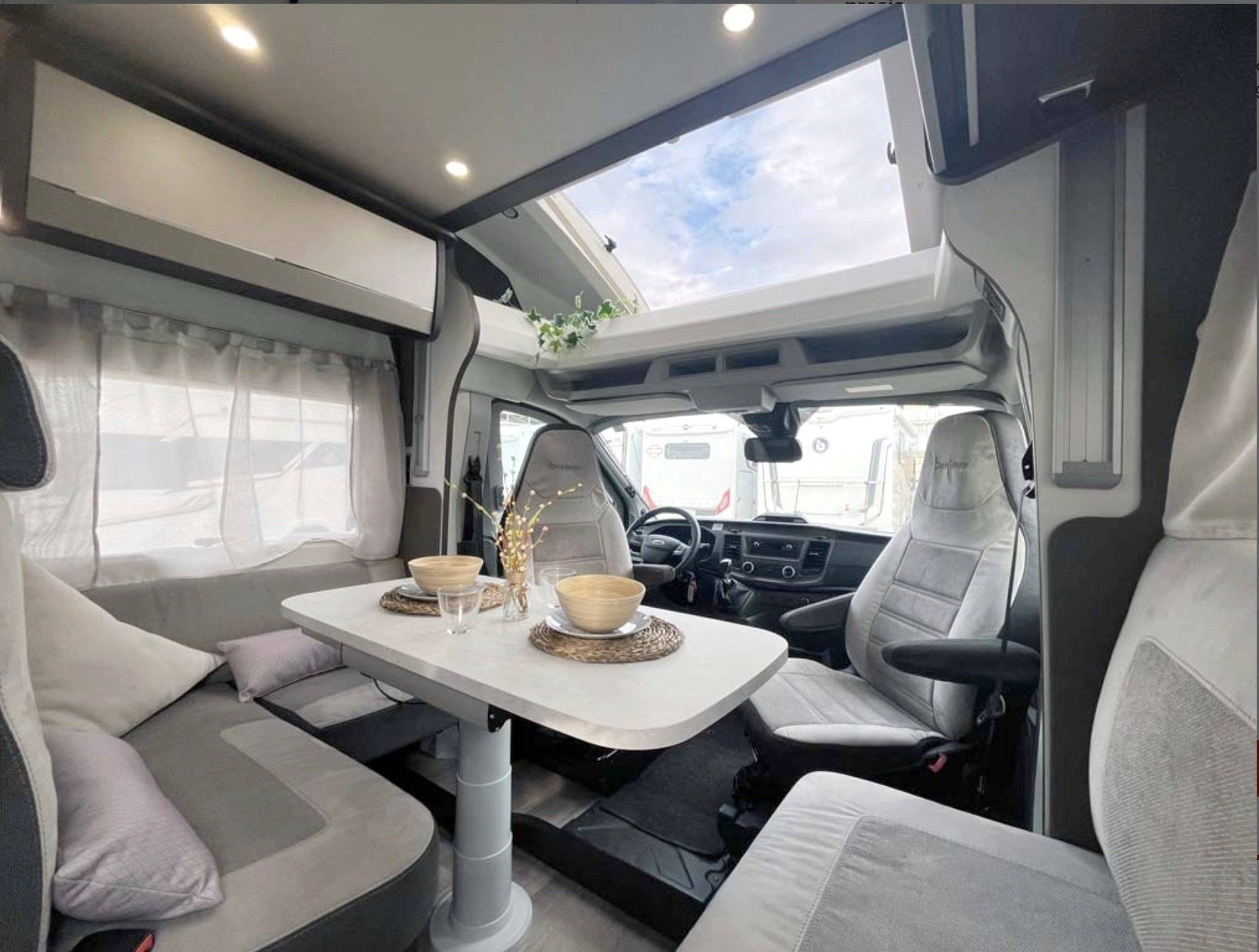 Área de jantar Ford Transit 2,0 l 170 ch - Yescapa