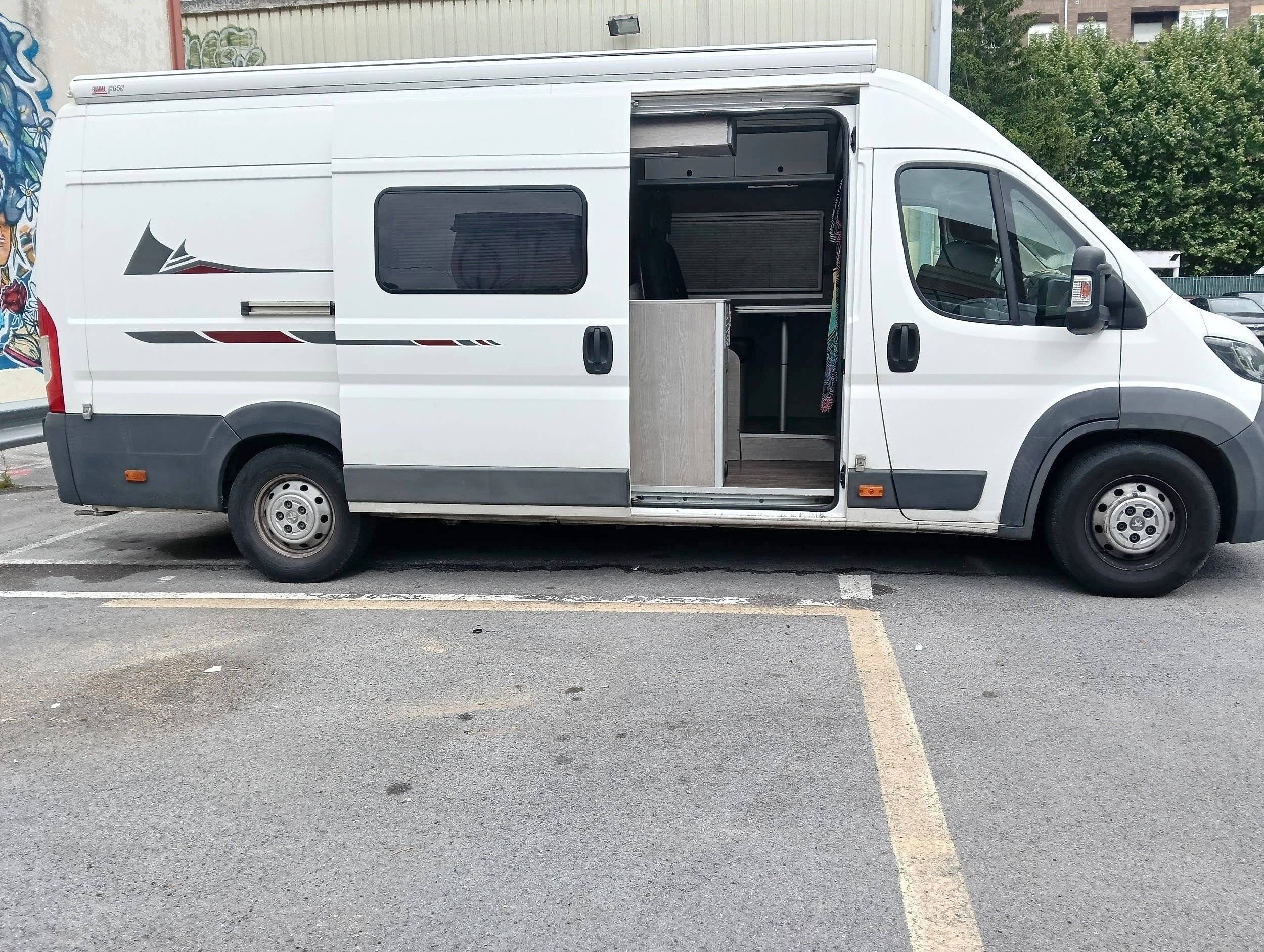 Vue avant de 3/4 Peugeot Boxer 2,2 l hdi 130 ch - Yescapa