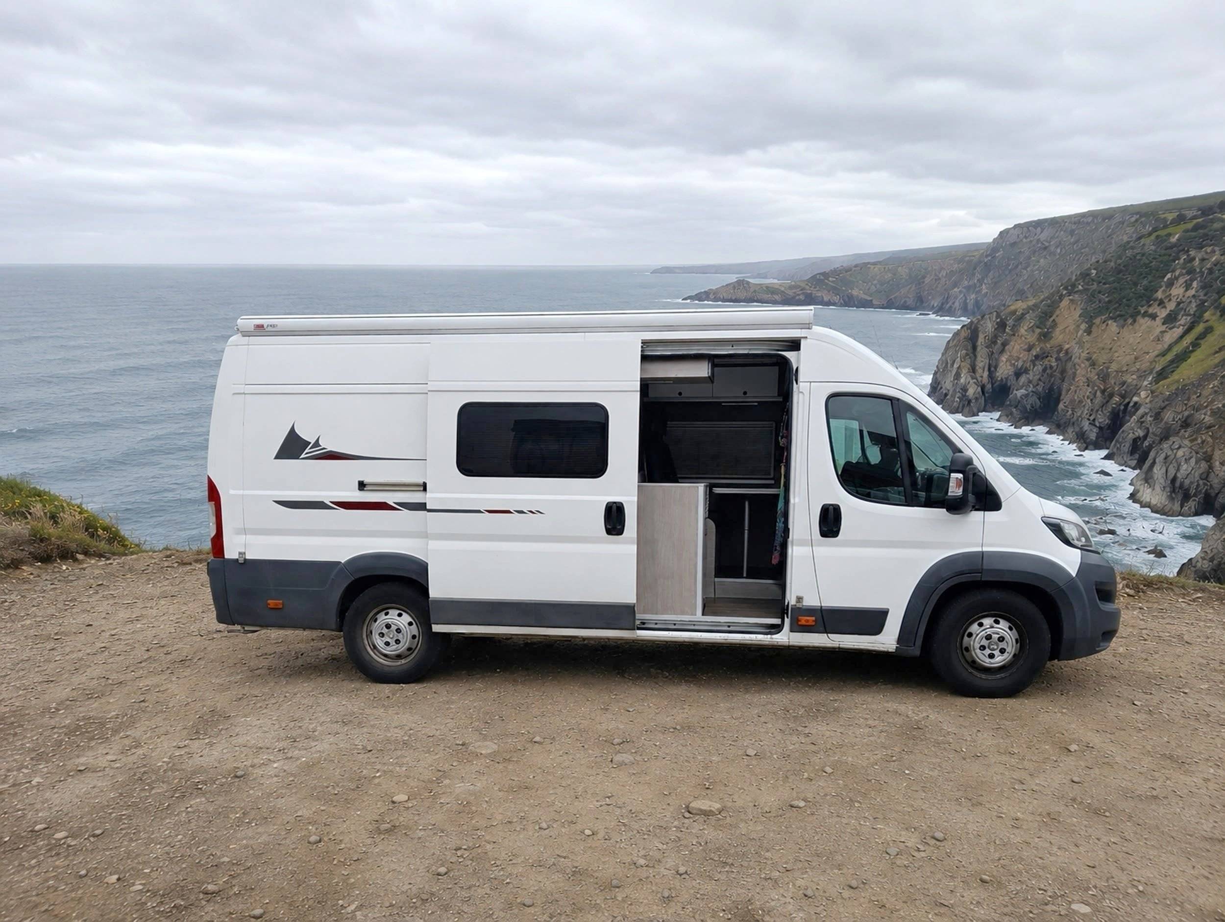 schräge Vorderansicht Peugeot Boxer 2,2 l hdi 130 ch - Yescapa