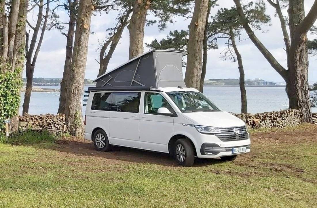 schräge Vorderansicht Volkswagen VOLKSWAGEN CALIFORNIA - Yescapa
