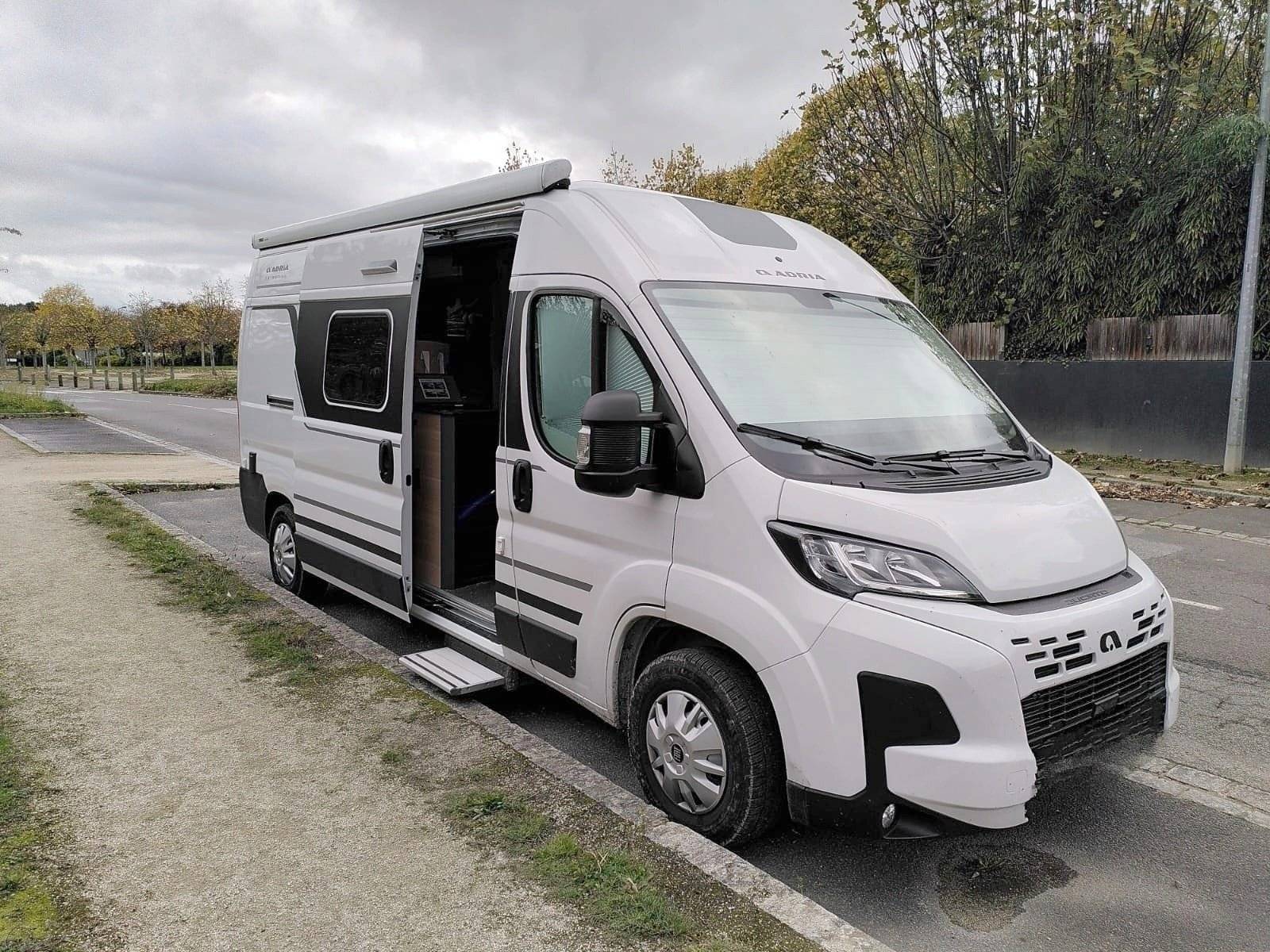 Vista del vehicle angle davanter Fiat FIAT DUCATO - Yescapa