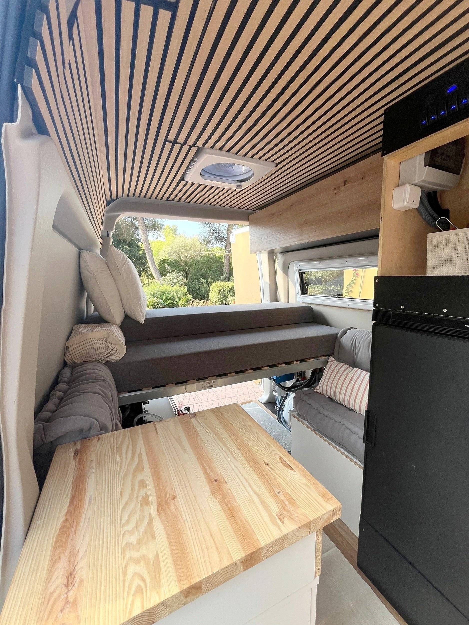 Menjador Mercedes Sprinter 2,1 l 115 ch - Yescapa