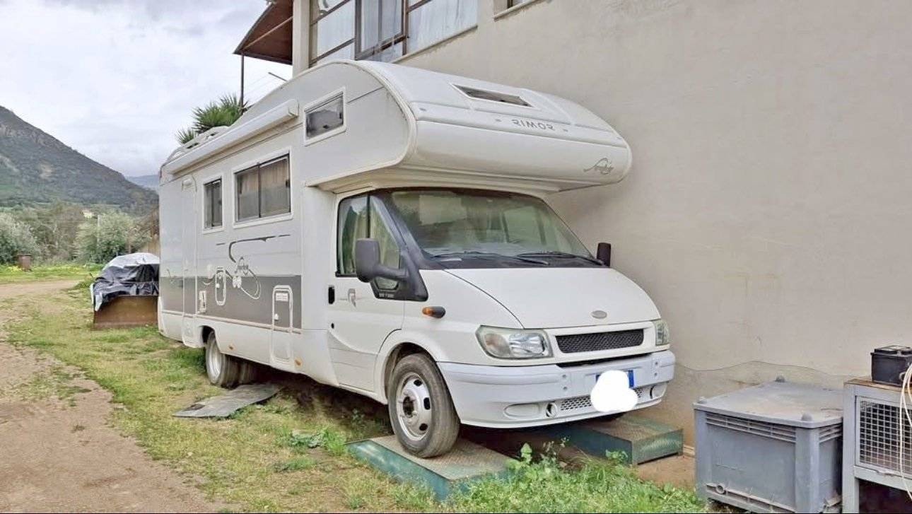 Vista frontale a ¾ Ford Transit 2,4 l 115 ch - Yescapa