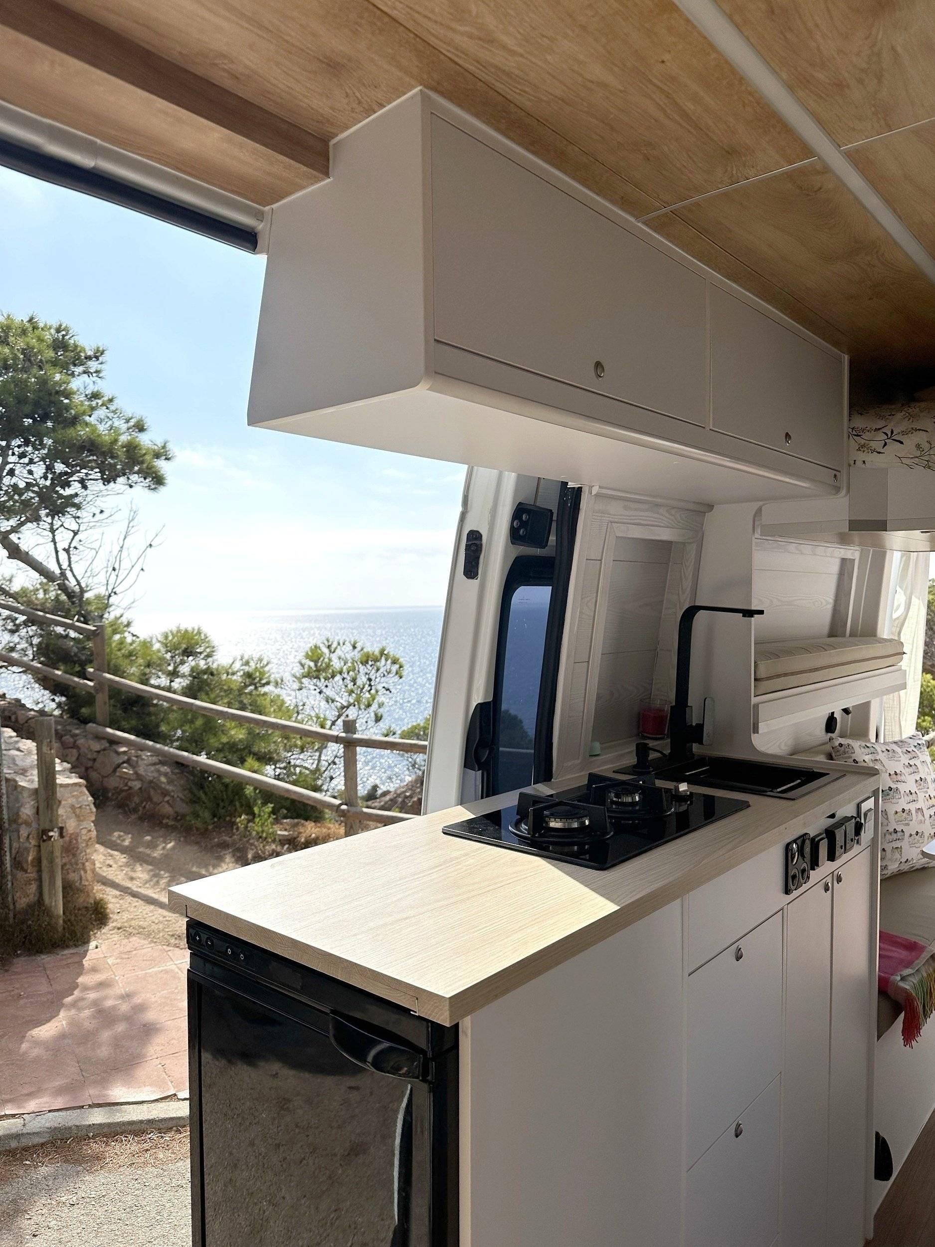 Vue avant de 3/4 Mercedes - Yescapa