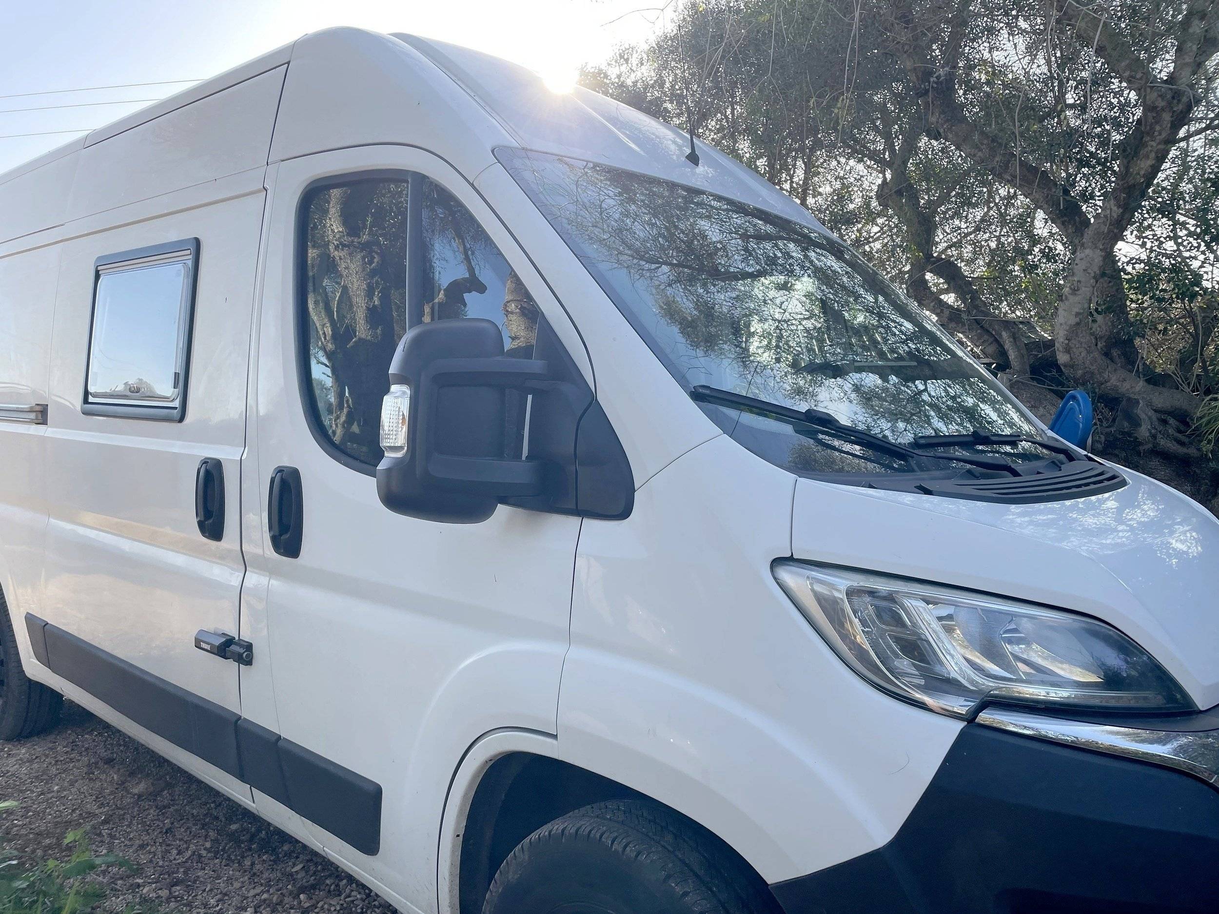 schräge Vorderansicht Citroën Jumper 2,2 l 110 ch - Yescapa