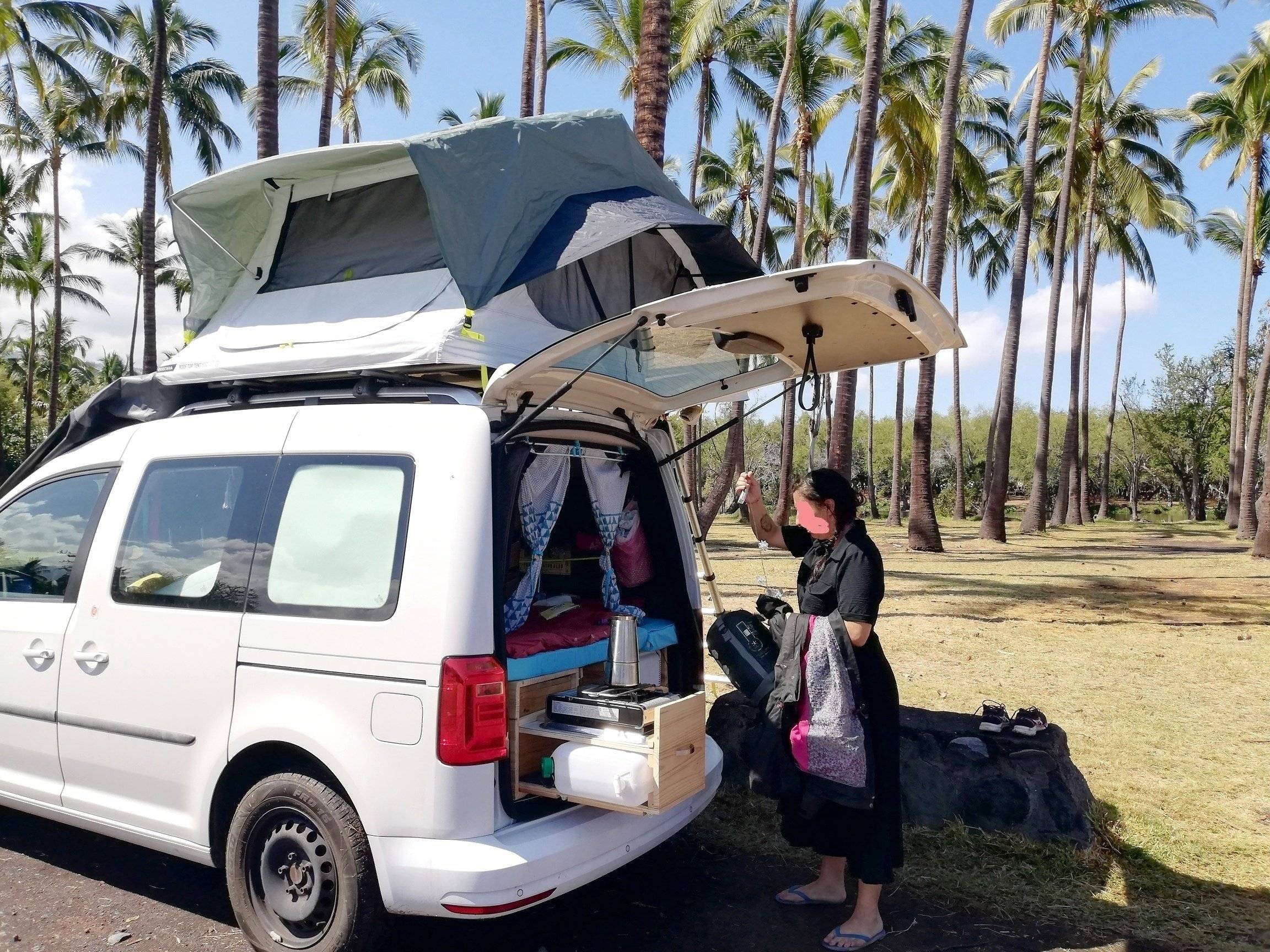 Vista posteriore Volkswagen Caddy 2,0 l 102 ch - Yescapa