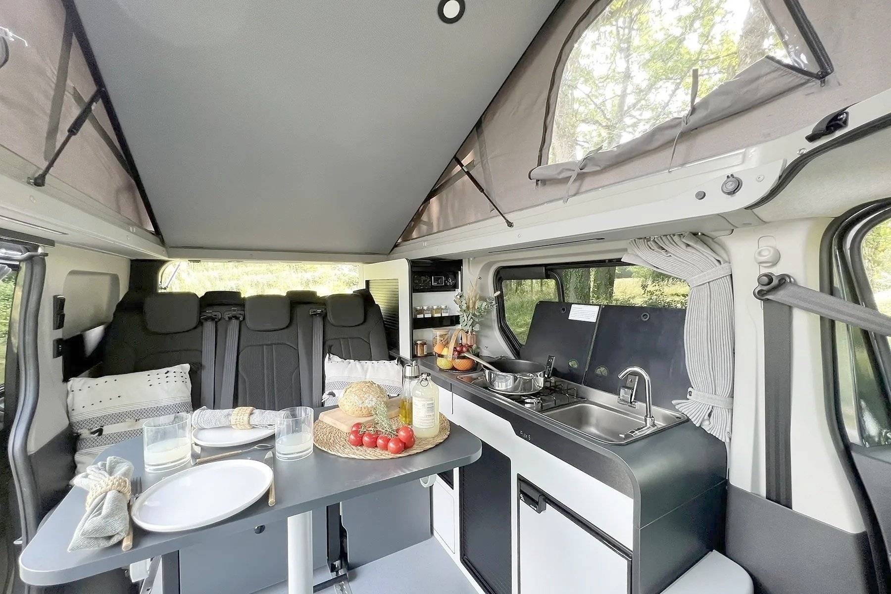 Dining Area Renault RENAULT TRAFIC III EDC DCI 150 L1H1 2.8T - Yescapa