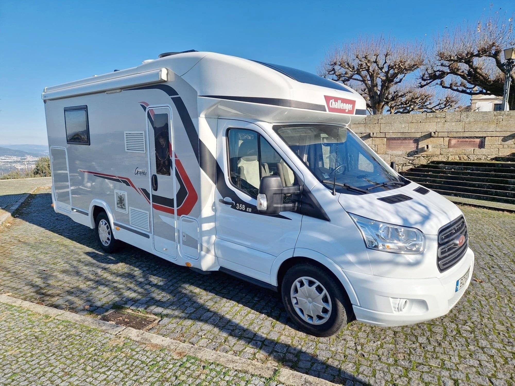 Vista del vehicle angle davanter Ford Transit 2,0 l 170 ch - Yescapa