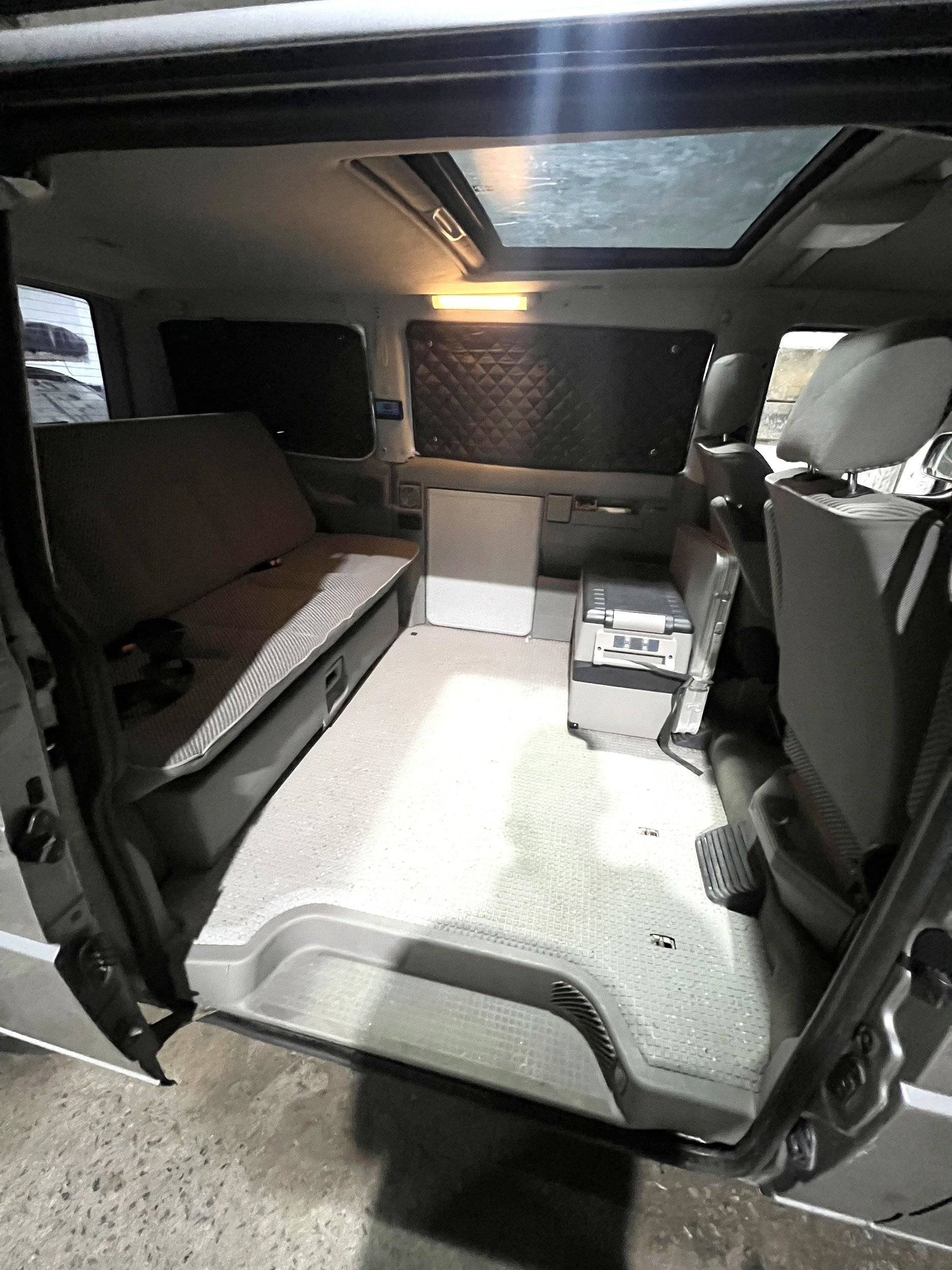Dining Area Volkswagen T4 MULTIVAN - Yescapa