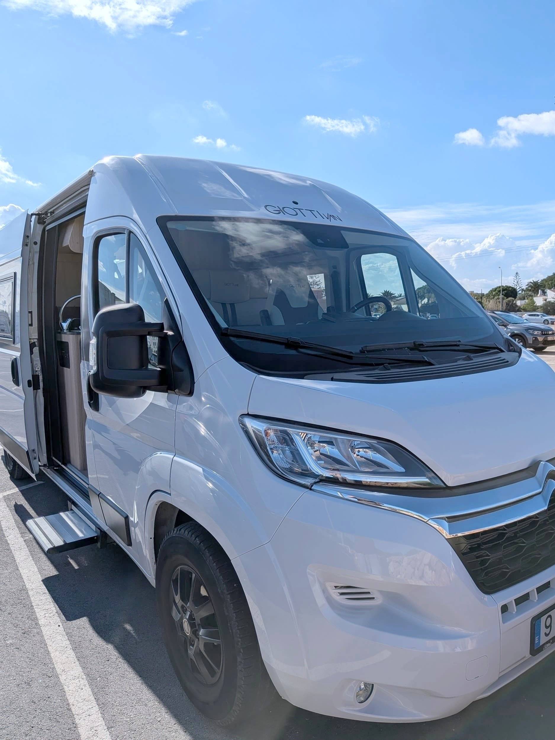 Vista frontale a ¾ Citroën JUMPER 2.2 BLUEHDI 140 - Yescapa