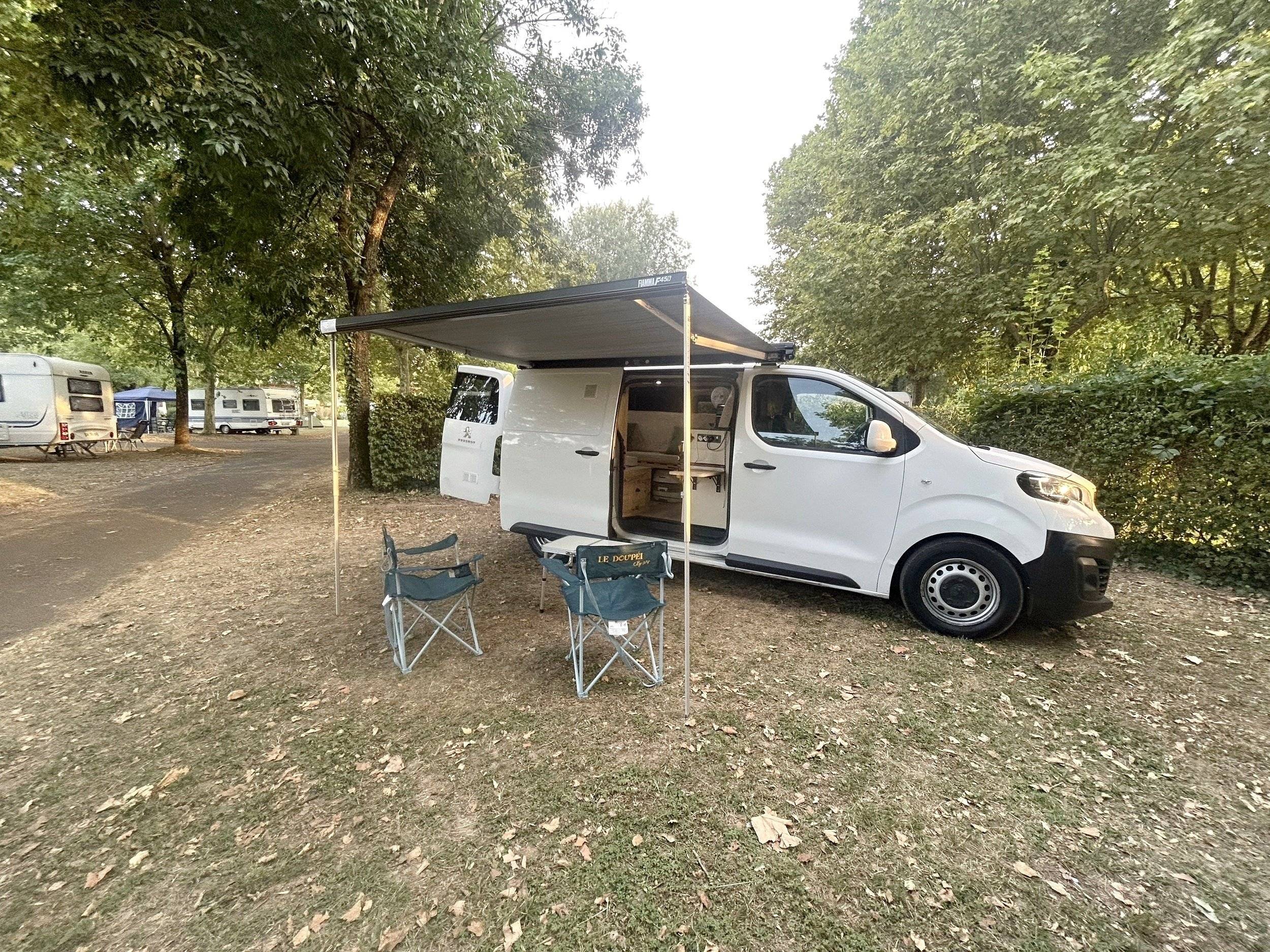 schräge Vorderansicht Peugeot Expert 1,6 l 115 ch - Yescapa