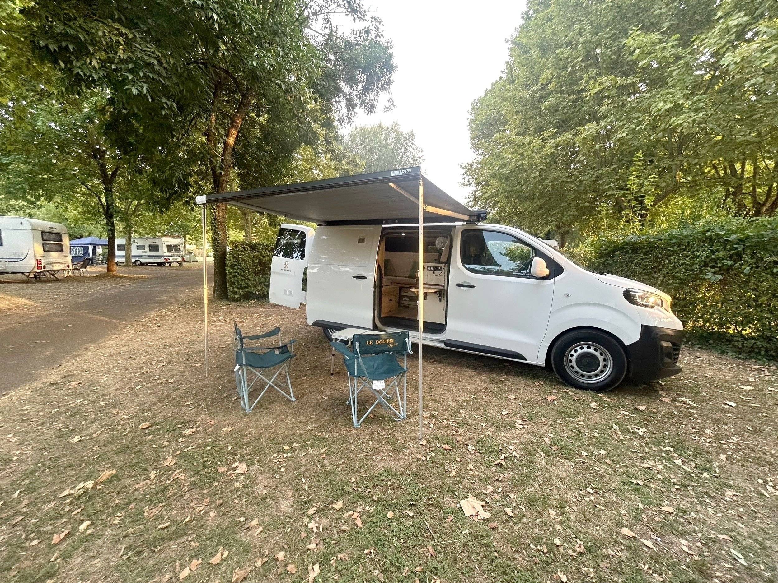 Vista frontale a ¾ Peugeot Expert 1,6 l 115 ch - Yescapa