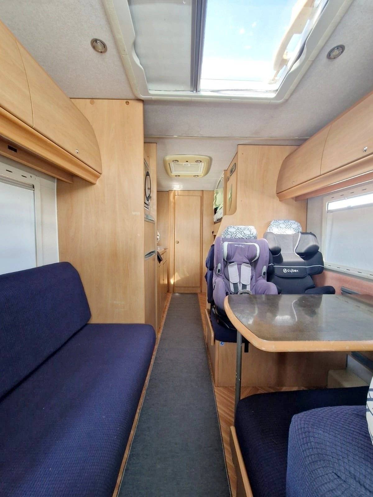 Dining Area Fiat FIAT Ducato 2,8 JTD 18 Q Maxi - Yescapa