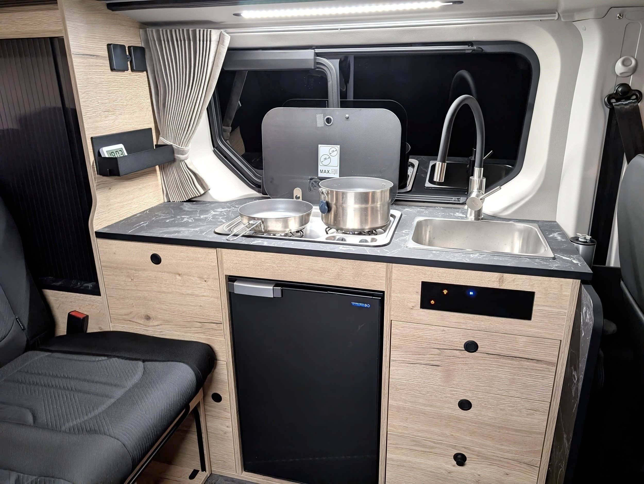 Dining Area Renault Traffic 3 2L Dci 150cv - Yescapa