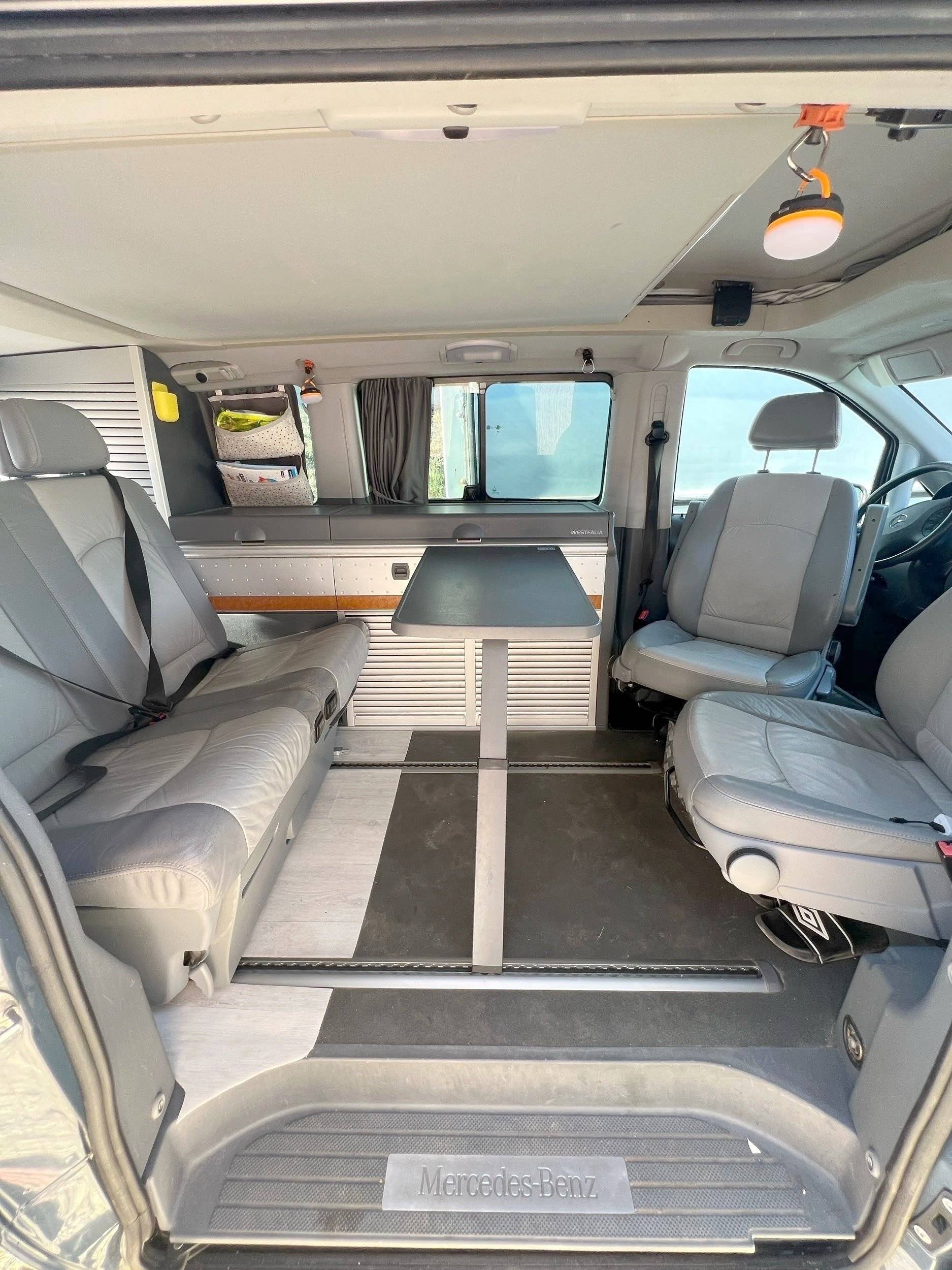 Área de jantar Mercedes Viano Marco Polo Westfalia - Yescapa