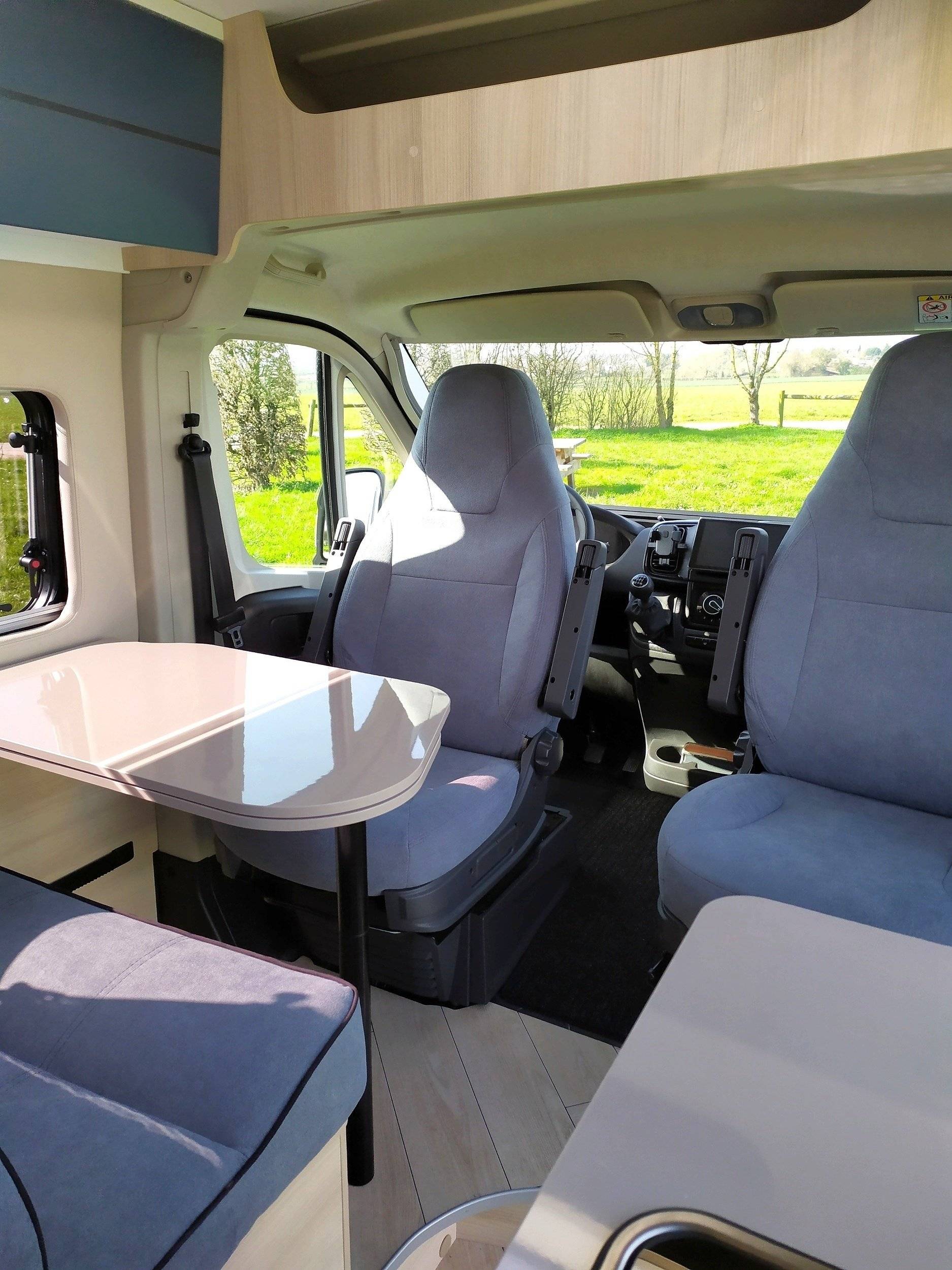 Dining Area Citroën Jumper - Yescapa