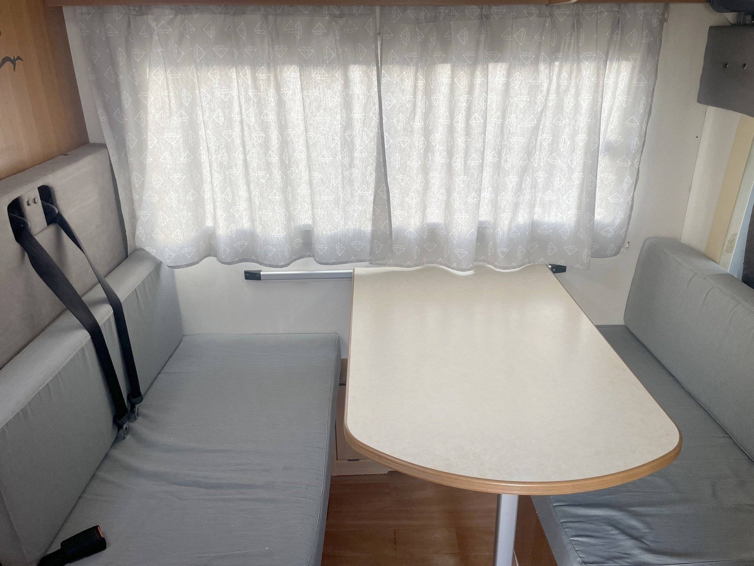 Dining Area Peugeot Ducato 110.2.0JTD - Yescapa