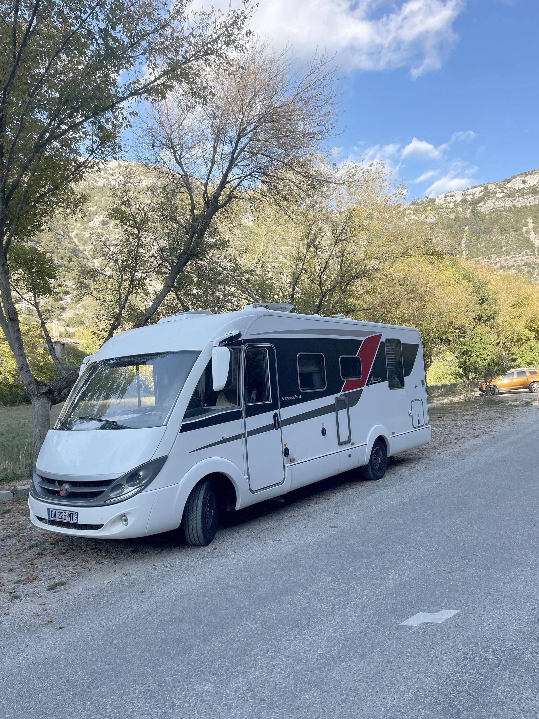 Vue avant de 3/4 Fiat Ducato 2,0 l 130 ch - Yescapa