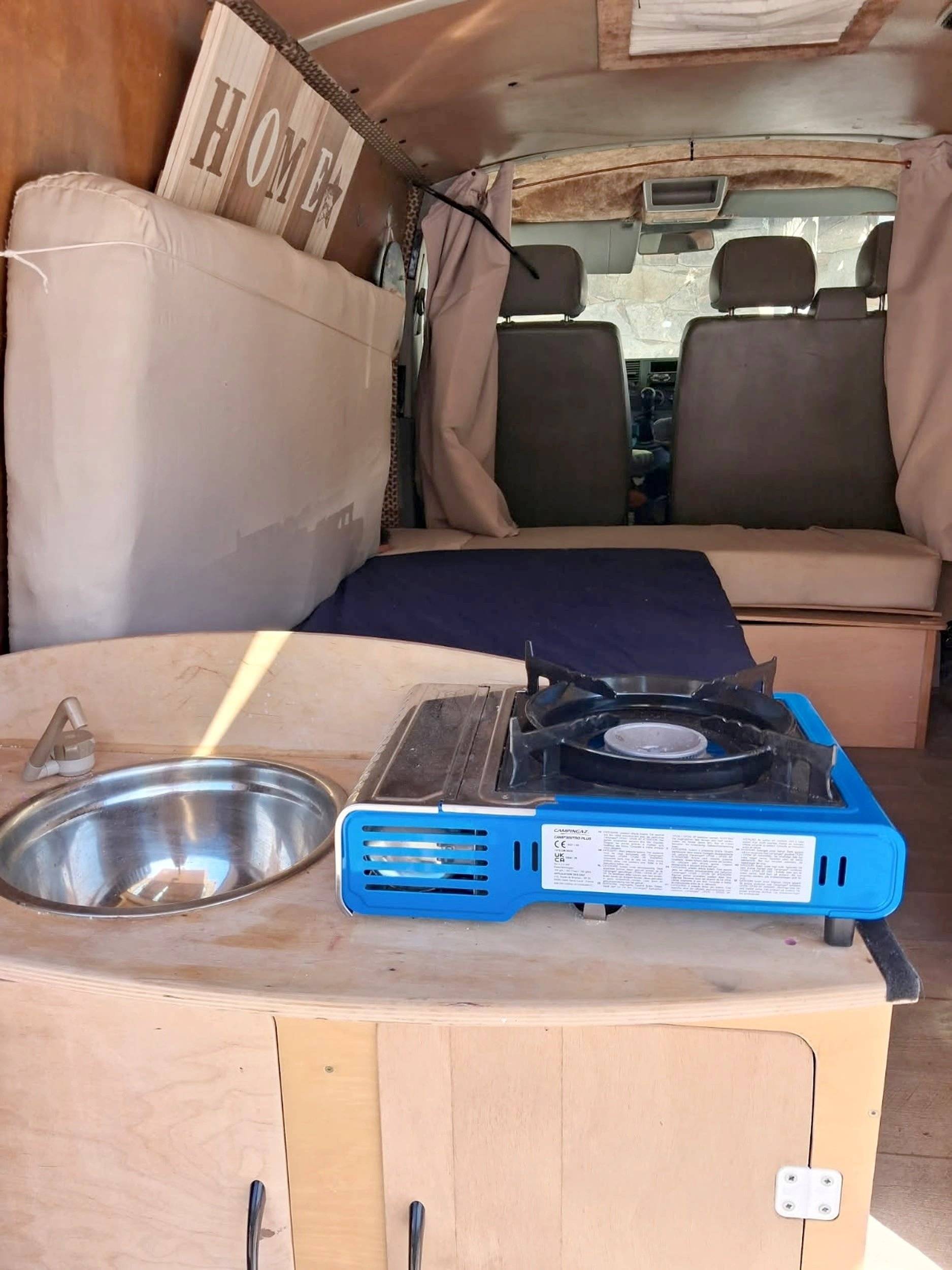 Dining Area Volkswagen T3 - Yescapa
