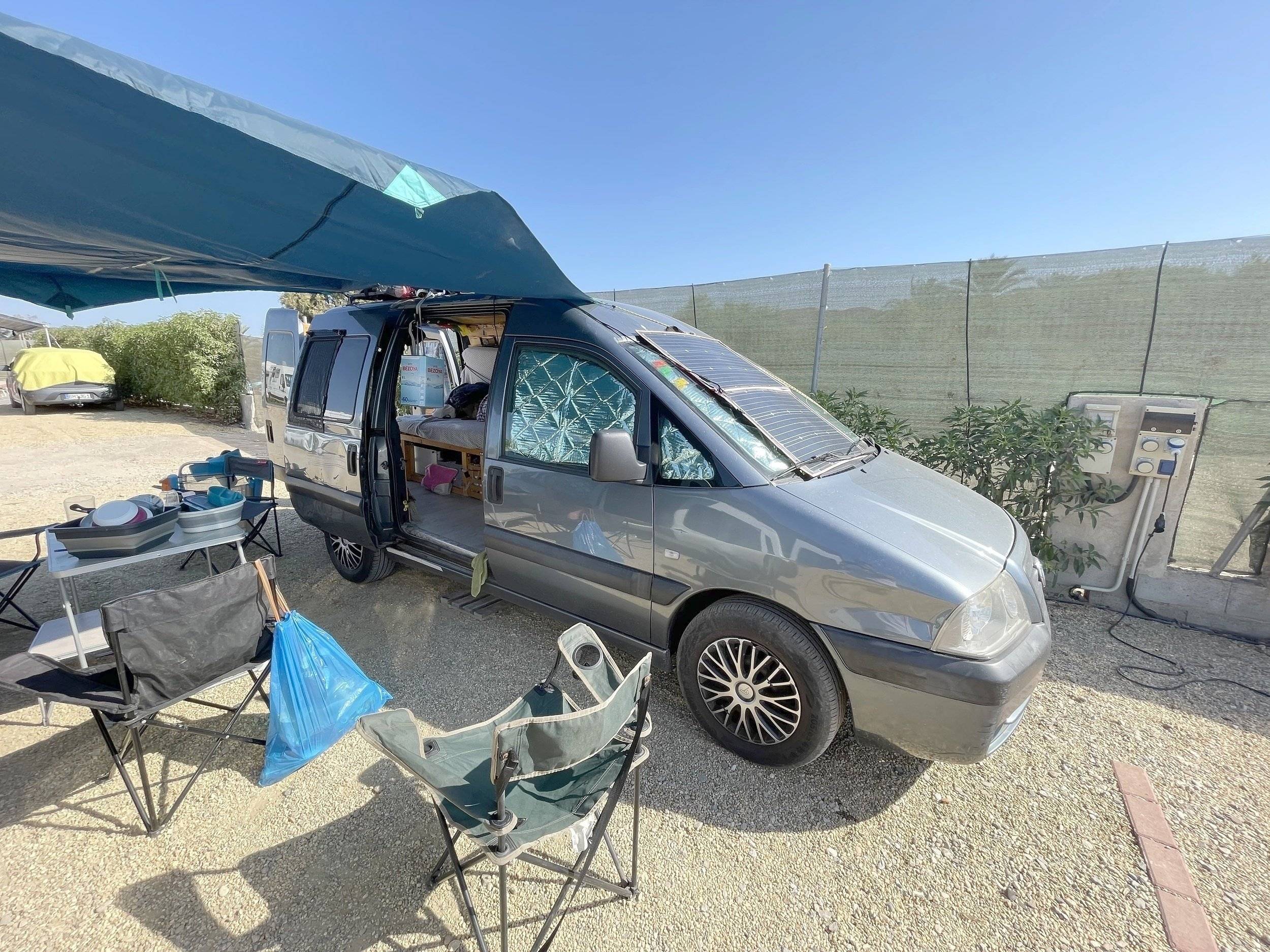 schräge Vorderansicht Fiat Scudo 1,6 l 90 ch - Yescapa