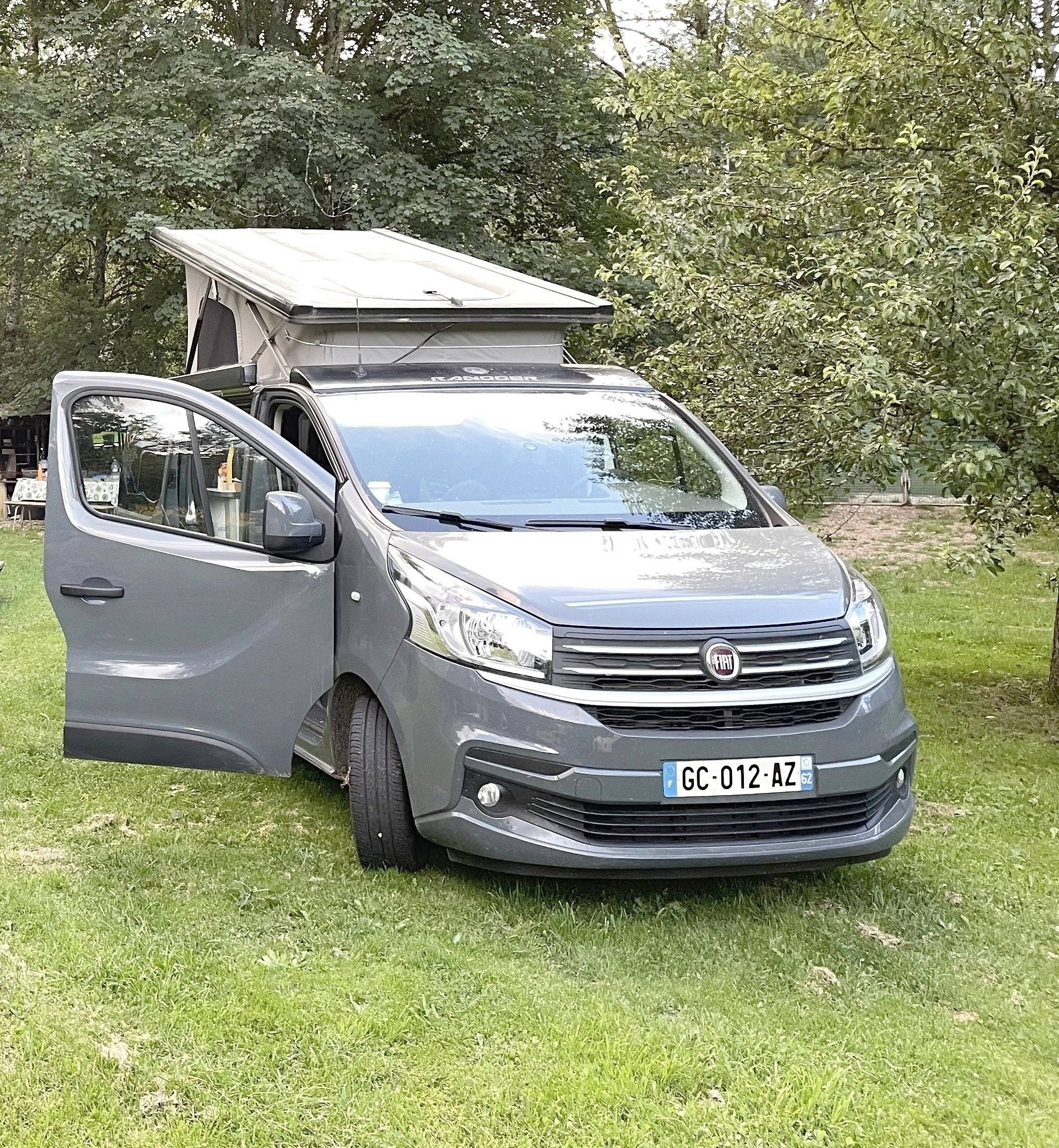 schräge Vorderansicht Fiat Talento - Yescapa