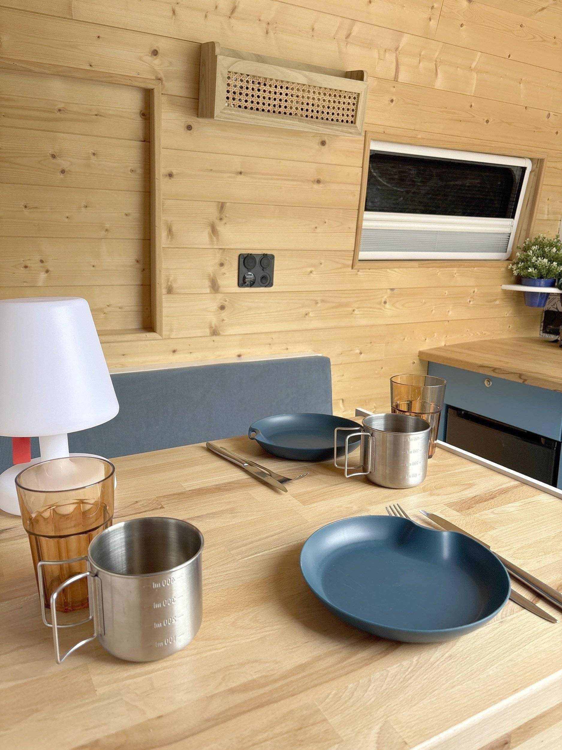 Dining Area Nissan NV 400 - Yescapa