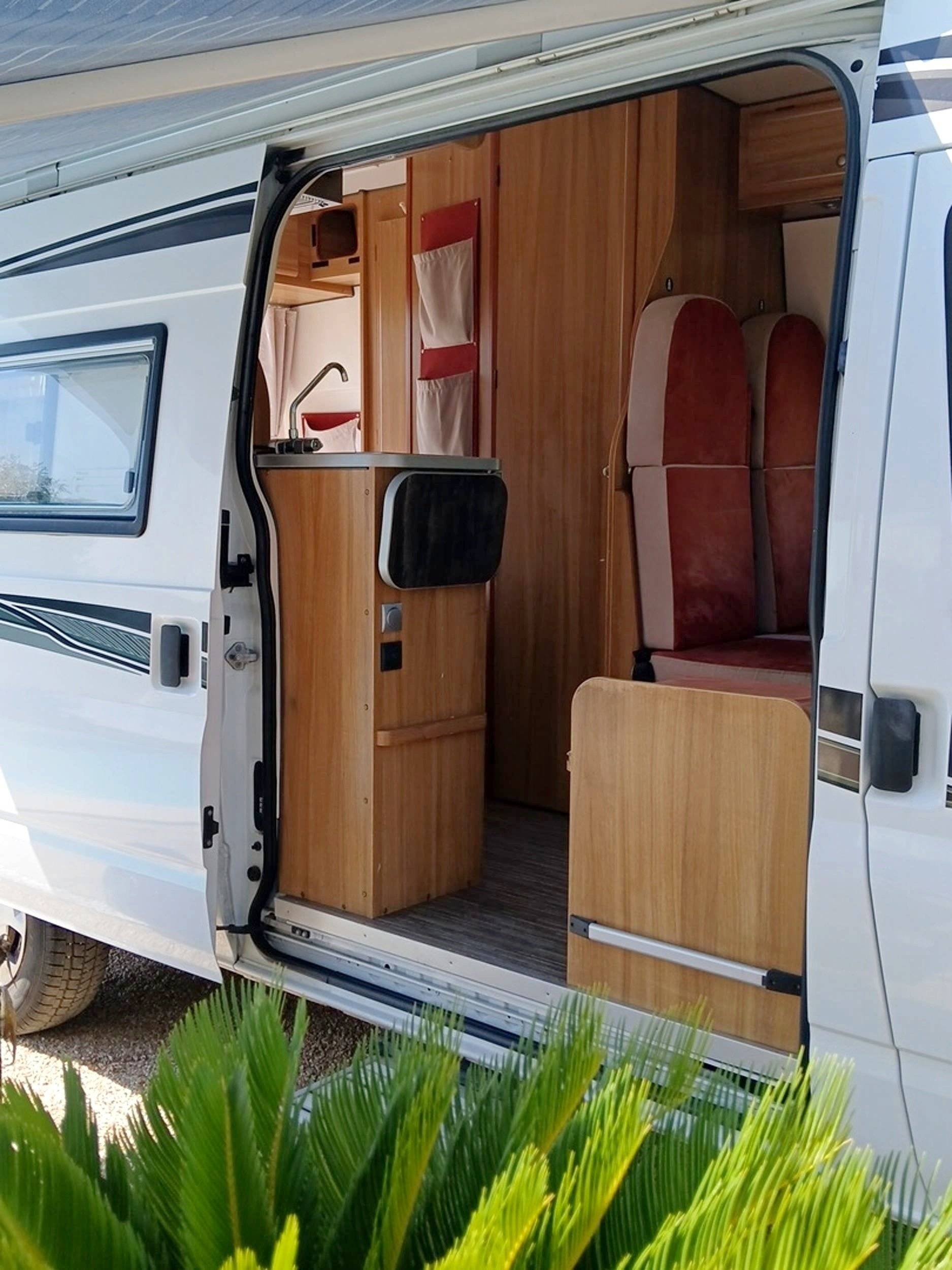 Área de jantar Ford FORD TRANSIT - Yescapa