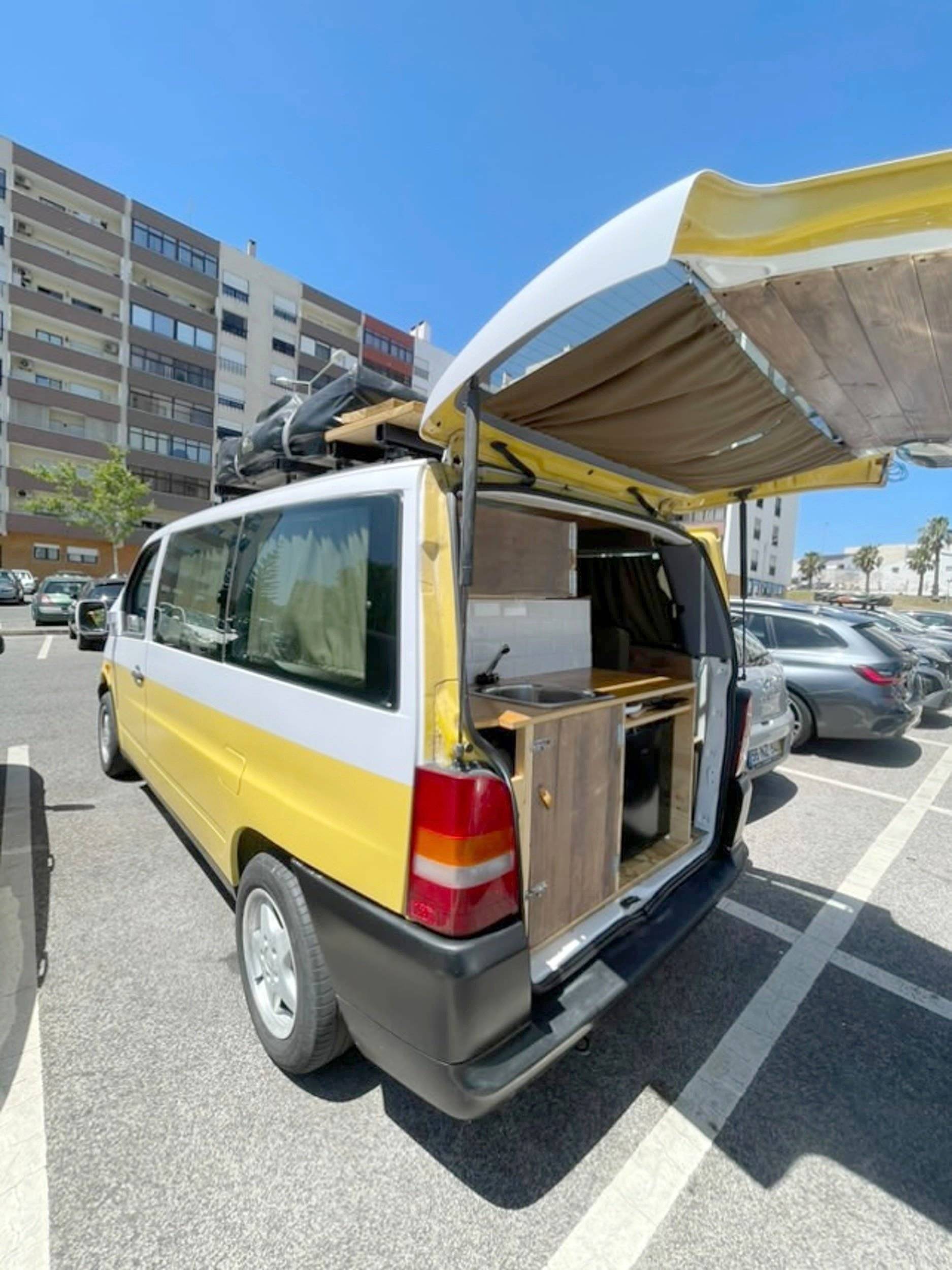 Front view from 3/4 Mercedes Vito 2,2 l 163 ch - Yescapa