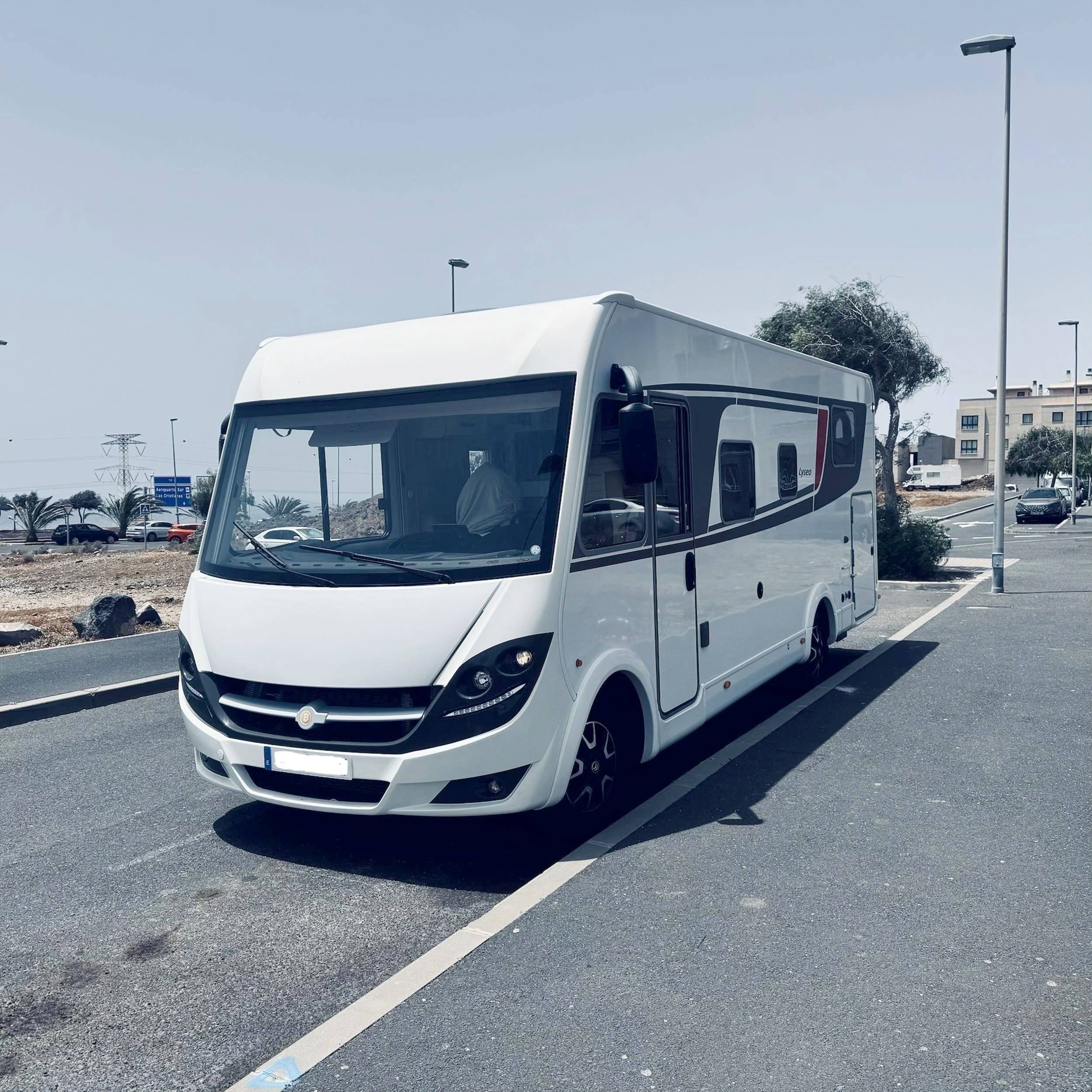 Vista del vehicle angle davanter Citroën Jumper 2,0l 163 ch - Yescapa