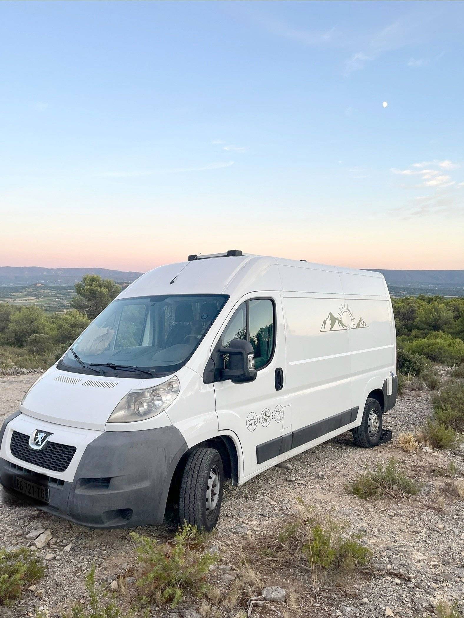 Front view from 3/4 Peugeot Boxer - Yescapa
