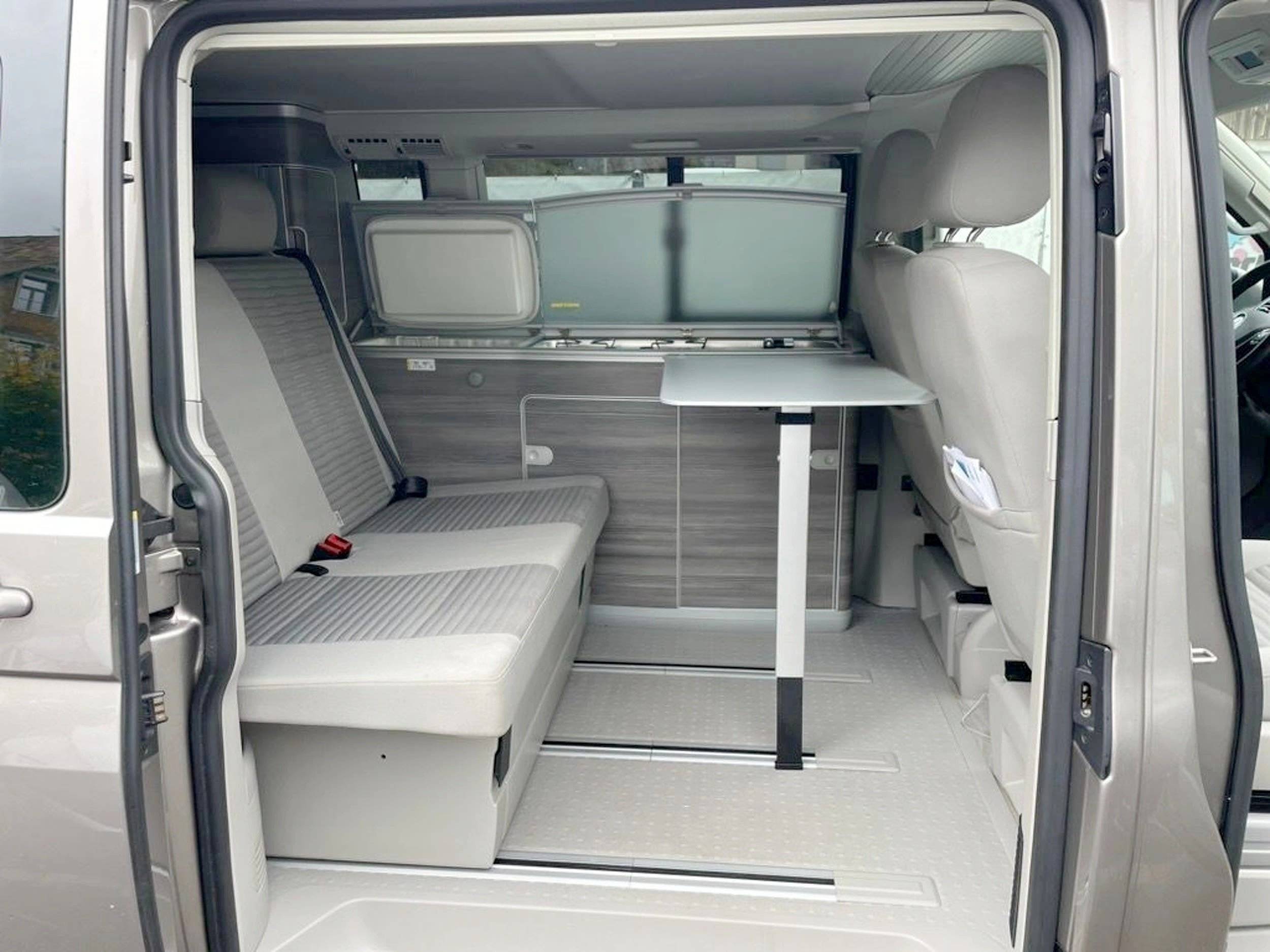 Dining Area Volkswagen CALIFORNIA OCEAN - Automatik - Yescapa