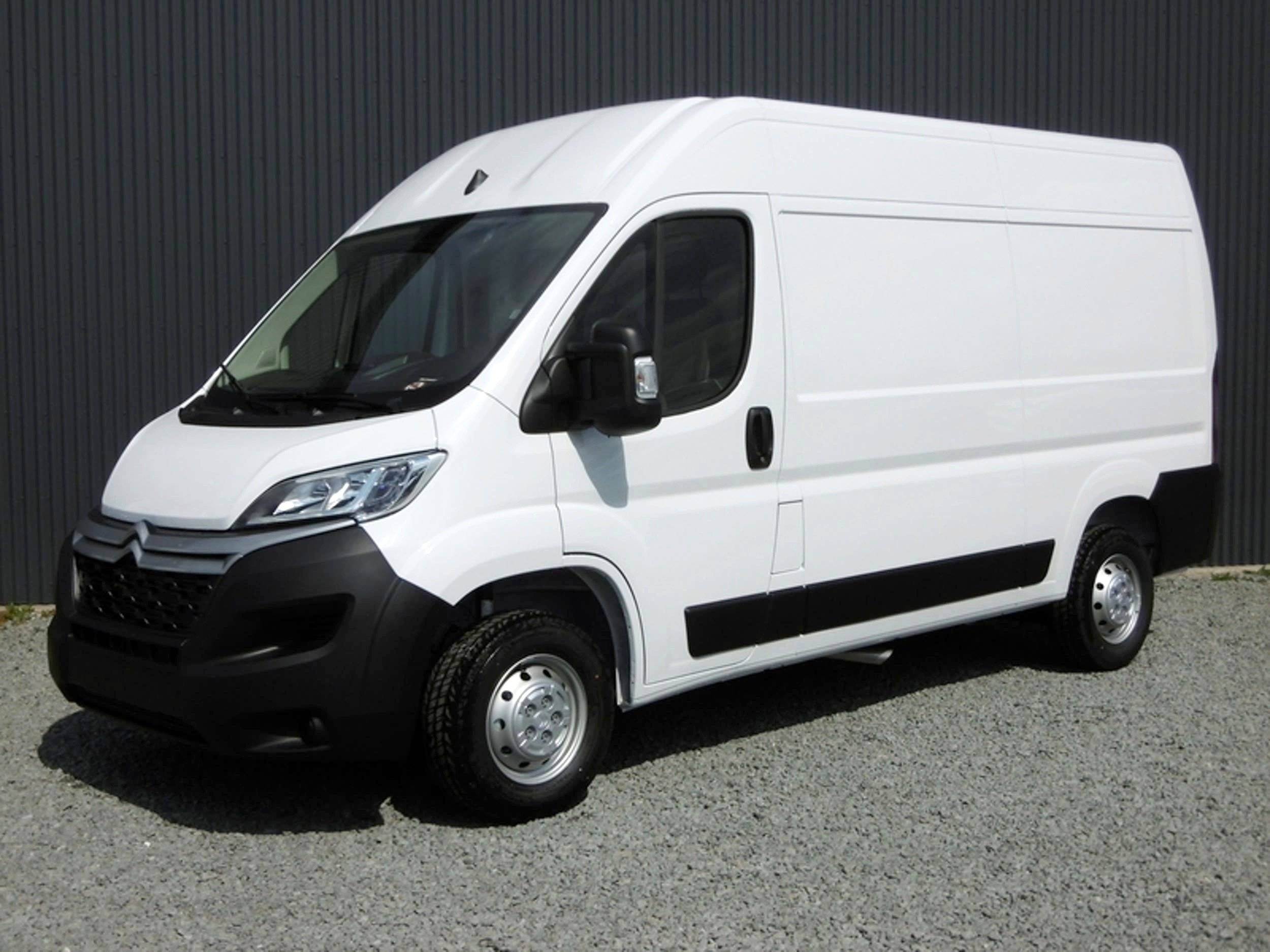 Vista del vehículo ángulo delantero Citroën Jumper 2,0 l 130 ch - Yescapa