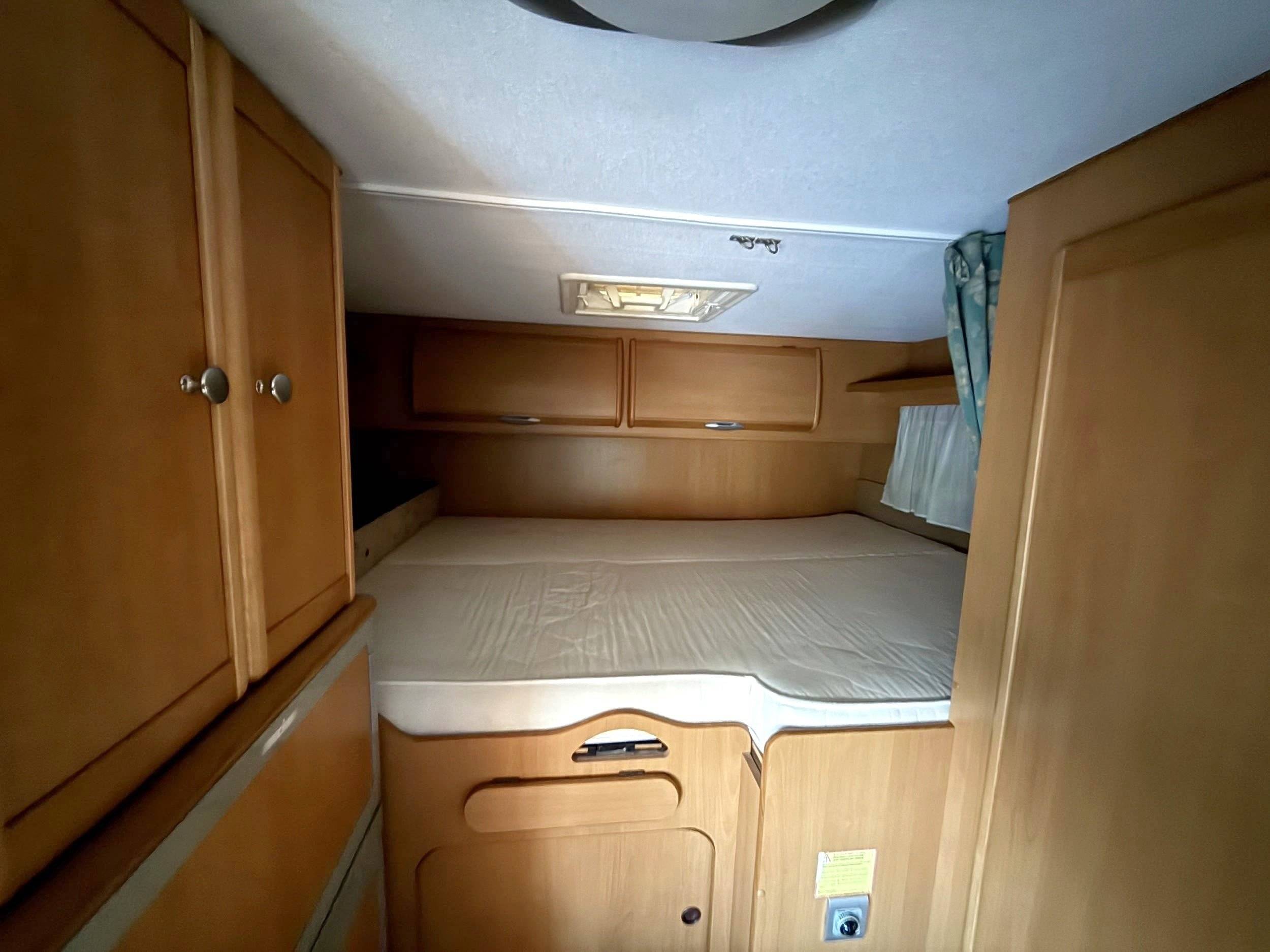 Schlafplätze Ford Transit 135 T350 - Yescapa