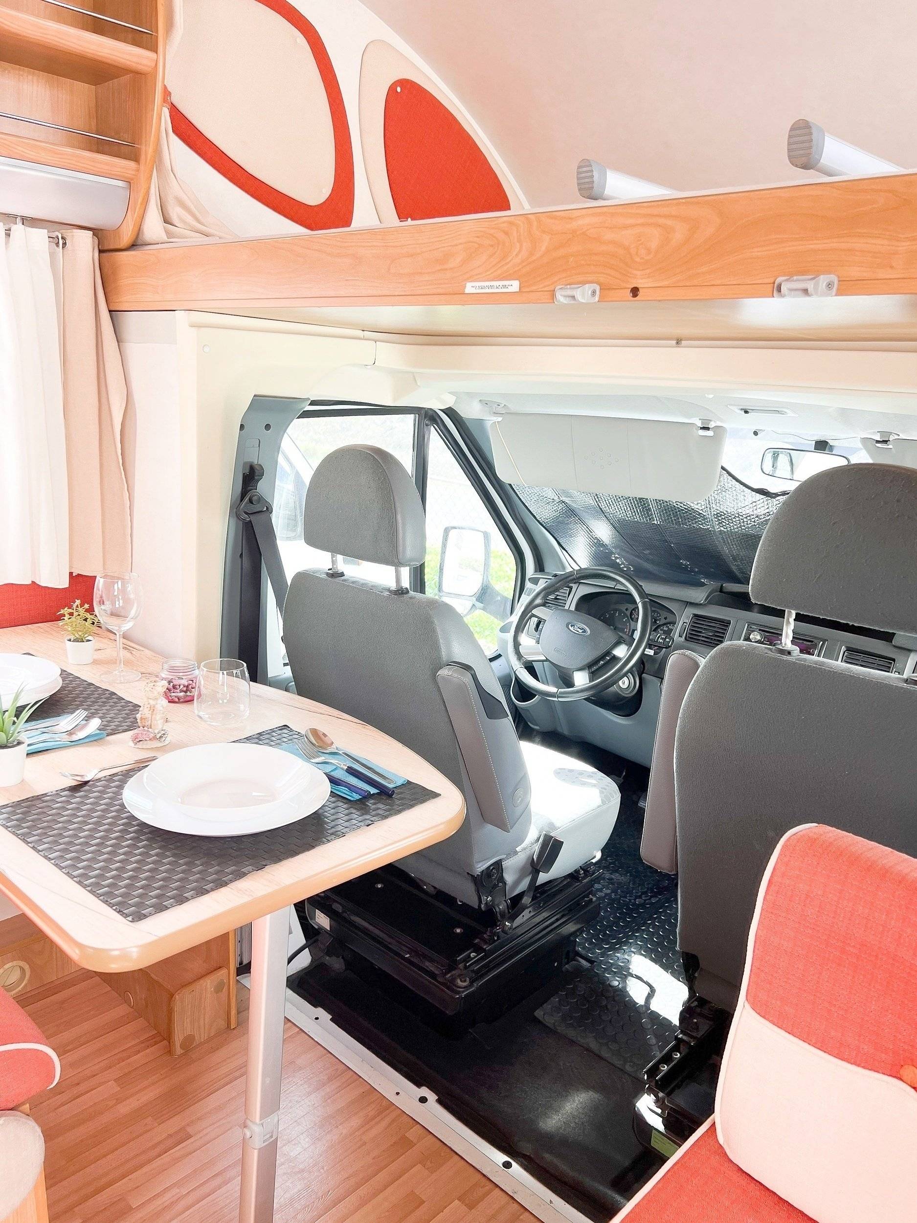 Cabina di guida Ford Transit 2.0 TDI 140 CV - Yescapa