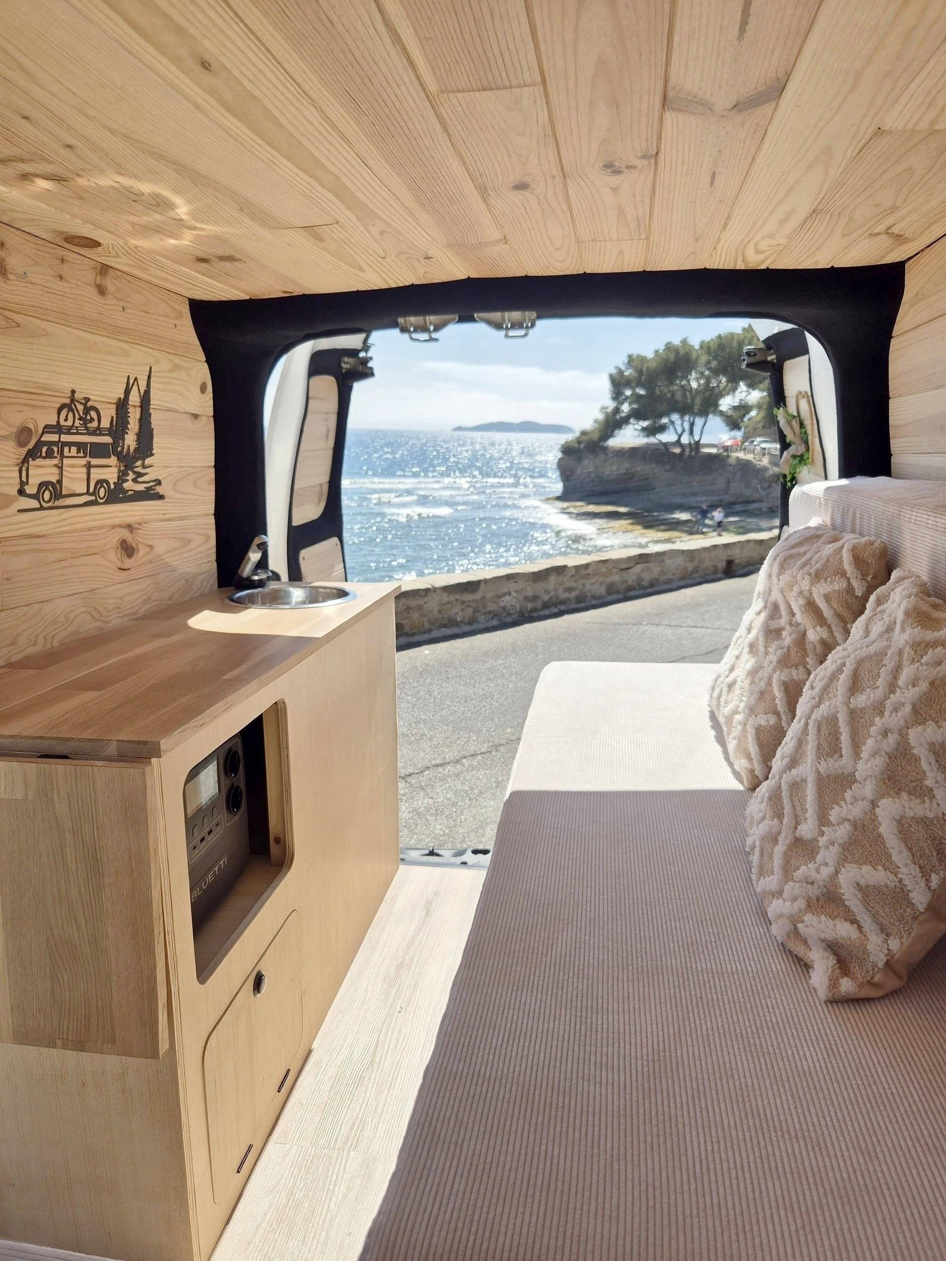 schräge Vorderansicht Nissan - Yescapa