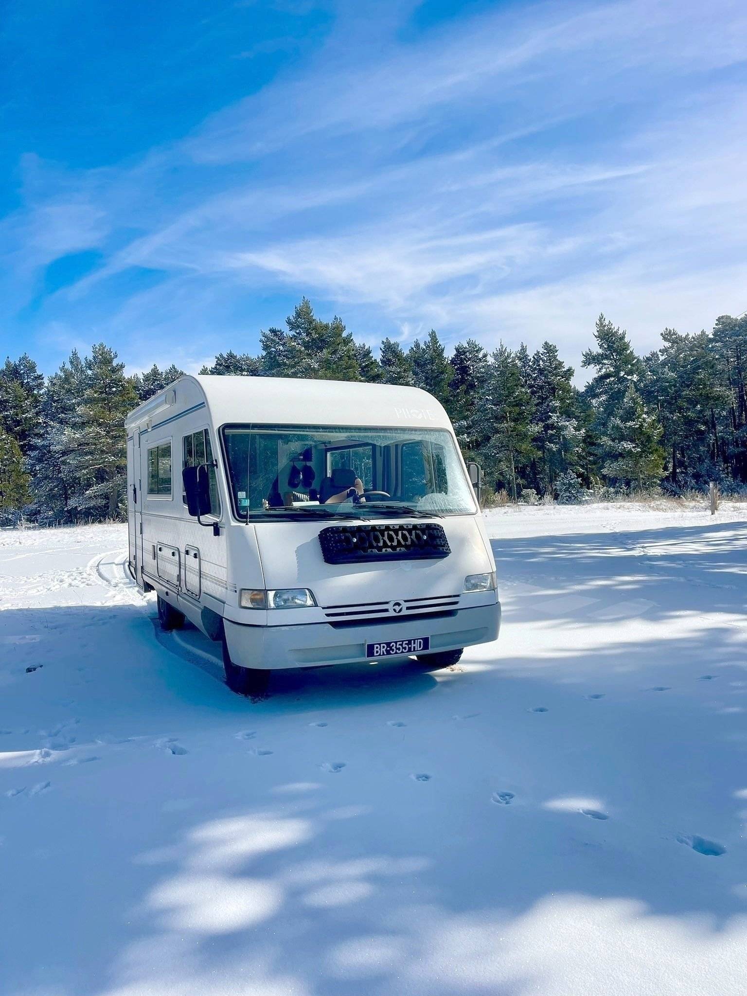 Vue avant de 3/4 Peugeot Boxer 2,5TD - Yescapa