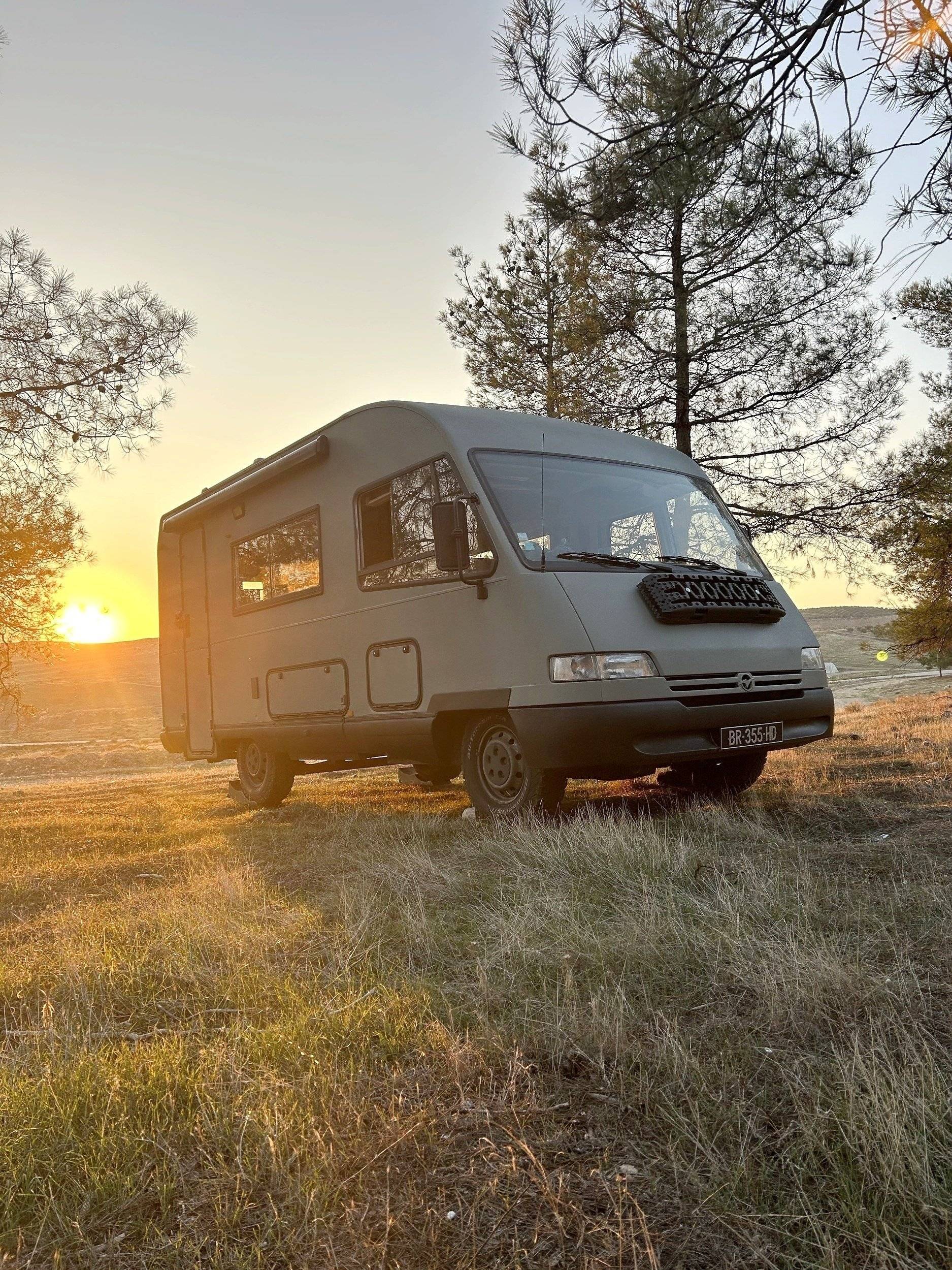 Voorkant 3/4 Peugeot Boxer 2,5TD - Yescapa